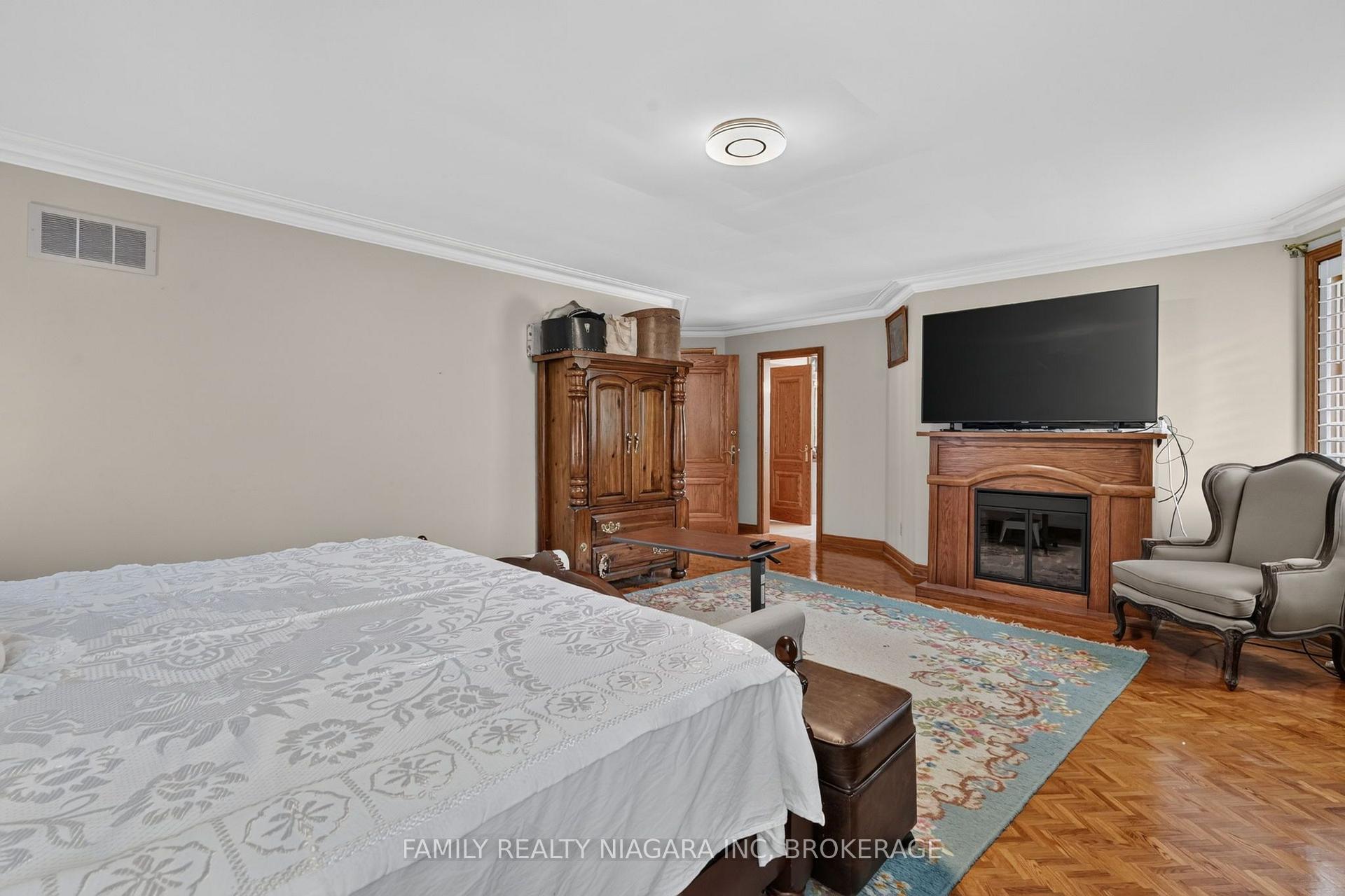Photo 24 of 6820 Mountain Road, Niagara Falls, Stamford — HOMEH