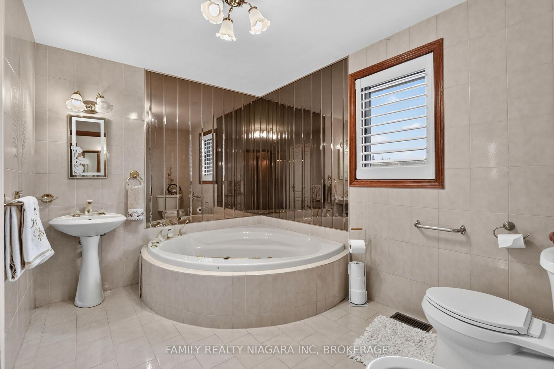 Photo 26 of 6820 Mountain Road, Niagara Falls, Stamford — HOMEH