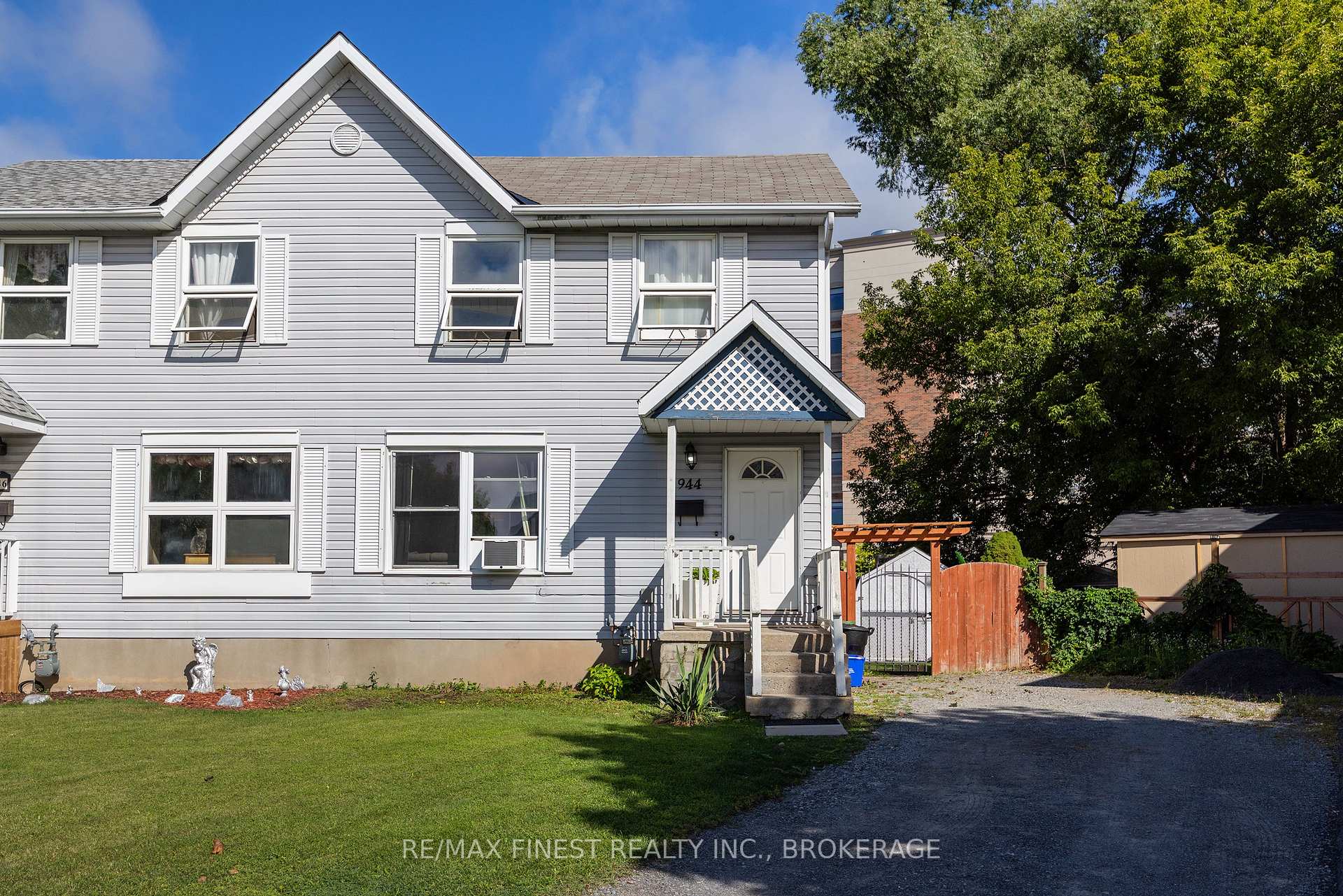 Photo 5 of 944 Uxbridge Crescent, Kingston, East Gardiners Rd — HOMEH