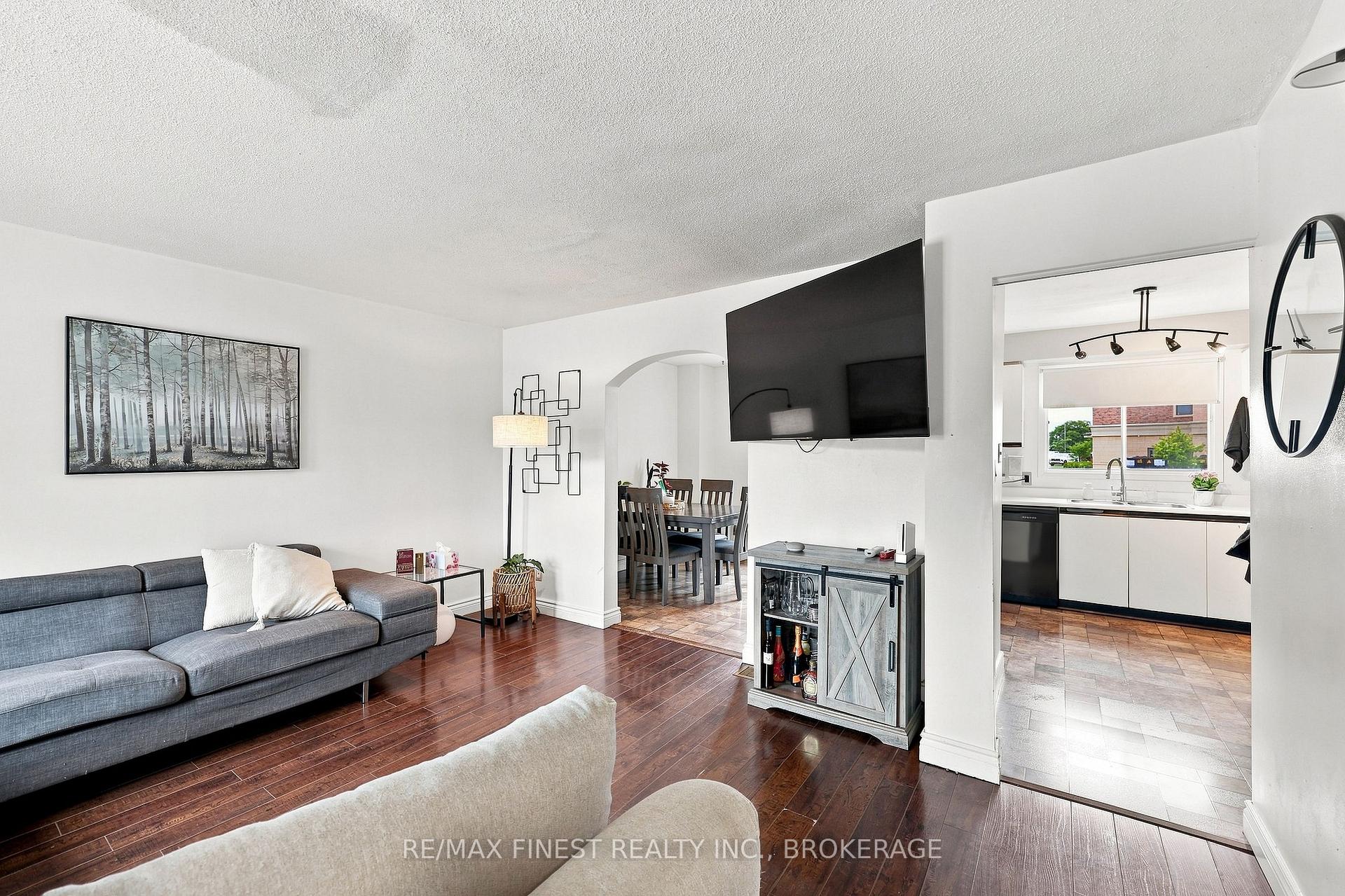 Photo 12 of 944 Uxbridge Crescent, Kingston, East Gardiners Rd — HOMEH