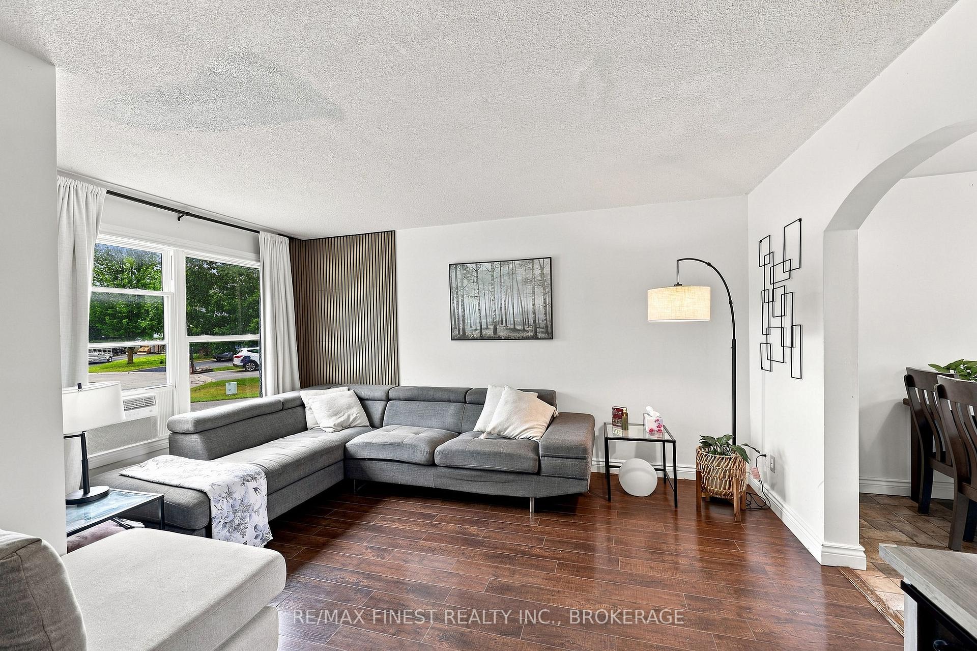 Photo 13 of 944 Uxbridge Crescent, Kingston, East Gardiners Rd — HOMEH