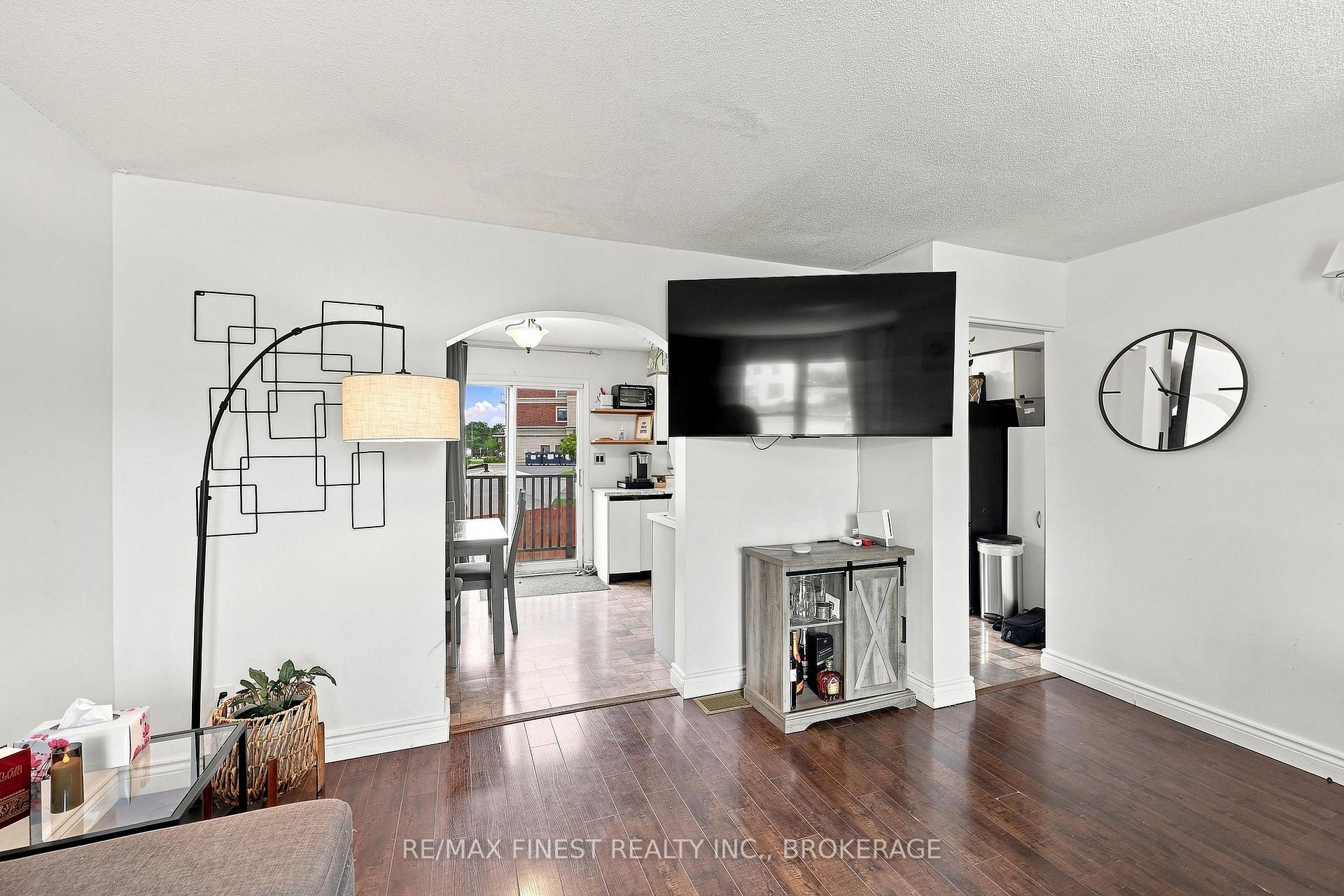 Photo 14 of 944 Uxbridge Crescent, Kingston, East Gardiners Rd — HOMEH