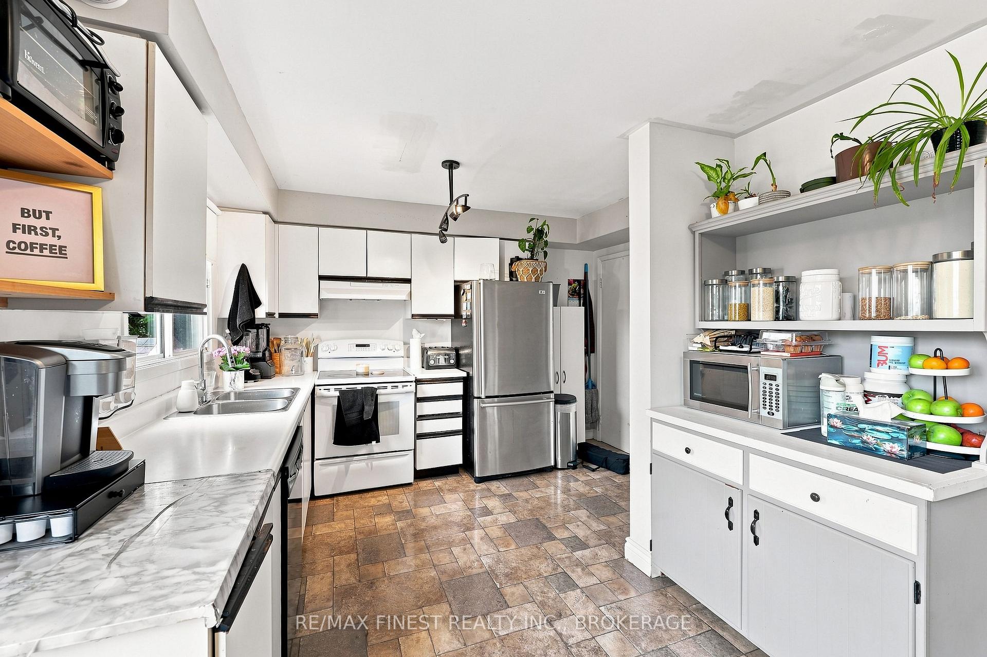 Photo 15 of 944 Uxbridge Crescent, Kingston, East Gardiners Rd — HOMEH