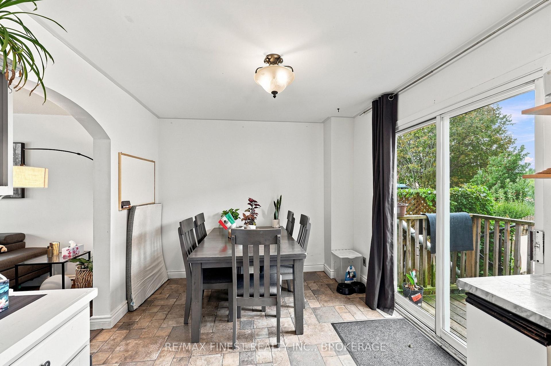 Photo 17 of 944 Uxbridge Crescent, Kingston, East Gardiners Rd — HOMEH
