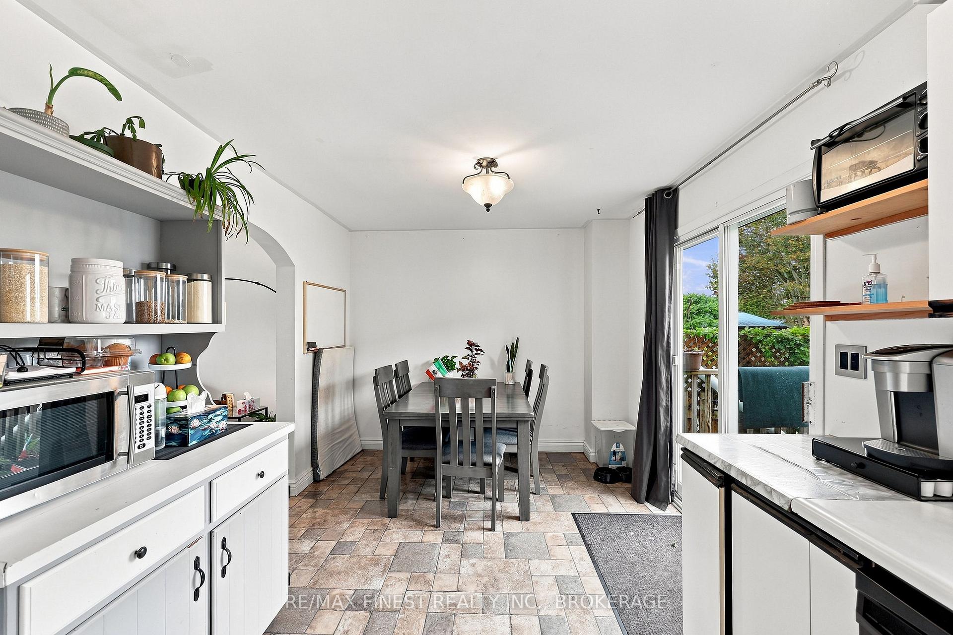 Photo 19 of 944 Uxbridge Crescent, Kingston, East Gardiners Rd — HOMEH