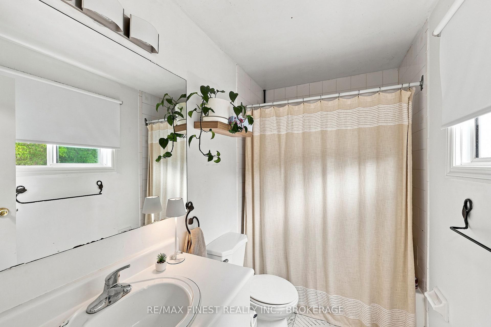 Photo 20 of 944 Uxbridge Crescent, Kingston, East Gardiners Rd — HOMEH