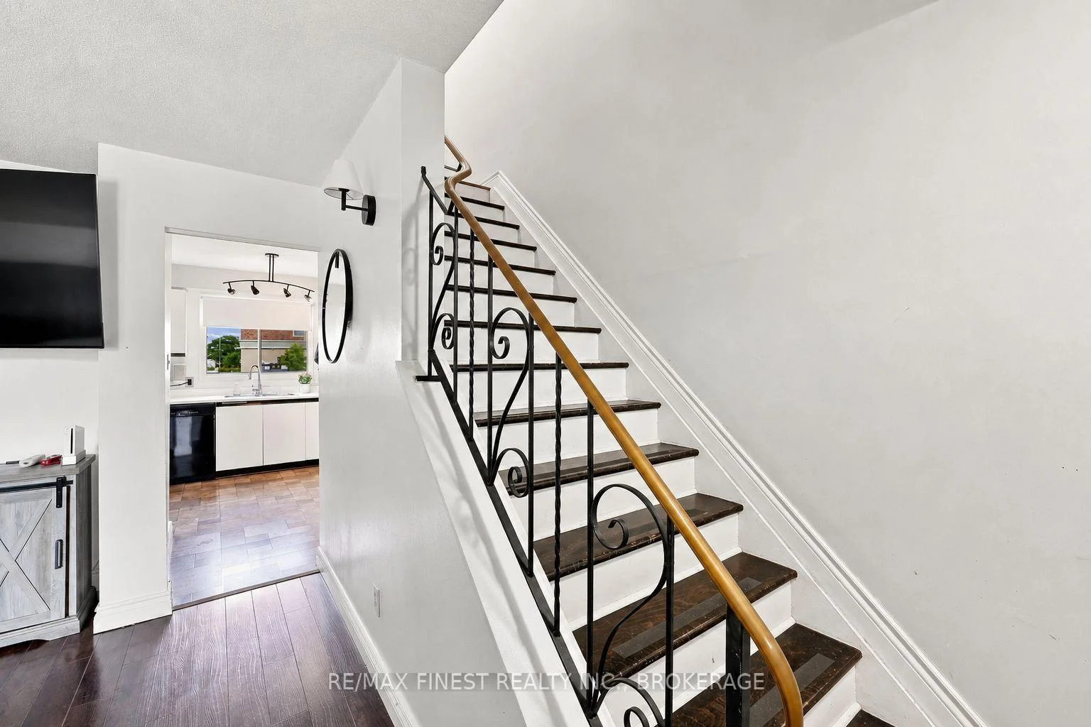 Photo 22 of 944 Uxbridge Crescent, Kingston, East Gardiners Rd — HOMEH