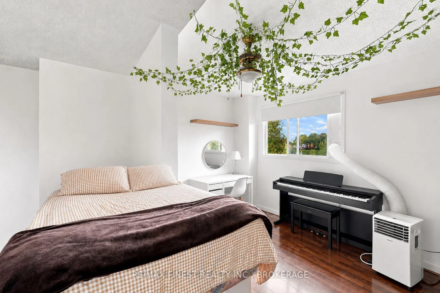 Photo 23 of 944 Uxbridge Crescent, Kingston, East Gardiners Rd — HOMEH