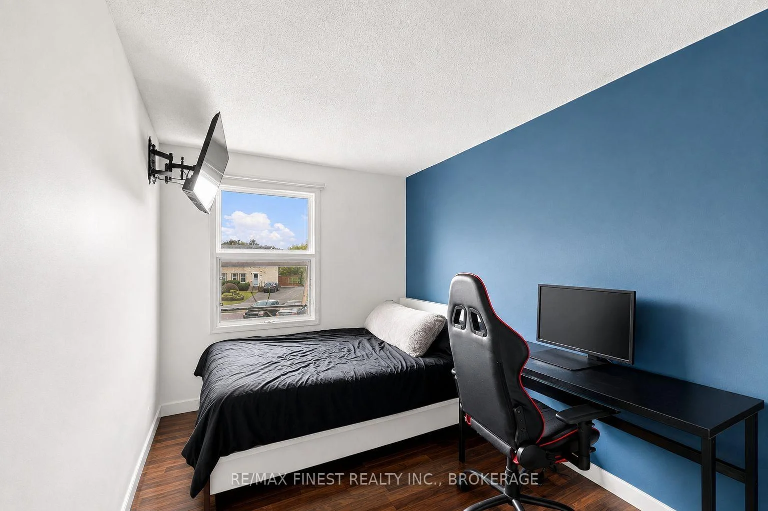 Photo 24 of 944 Uxbridge Crescent, Kingston, East Gardiners Rd — HOMEH