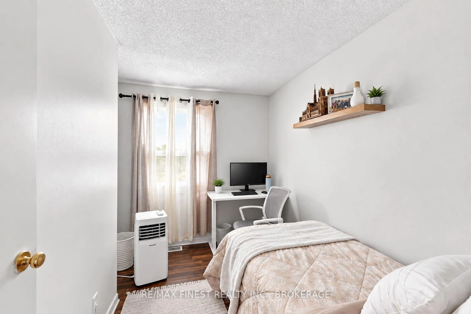 Photo 26 of 944 Uxbridge Crescent, Kingston, East Gardiners Rd — HOMEH