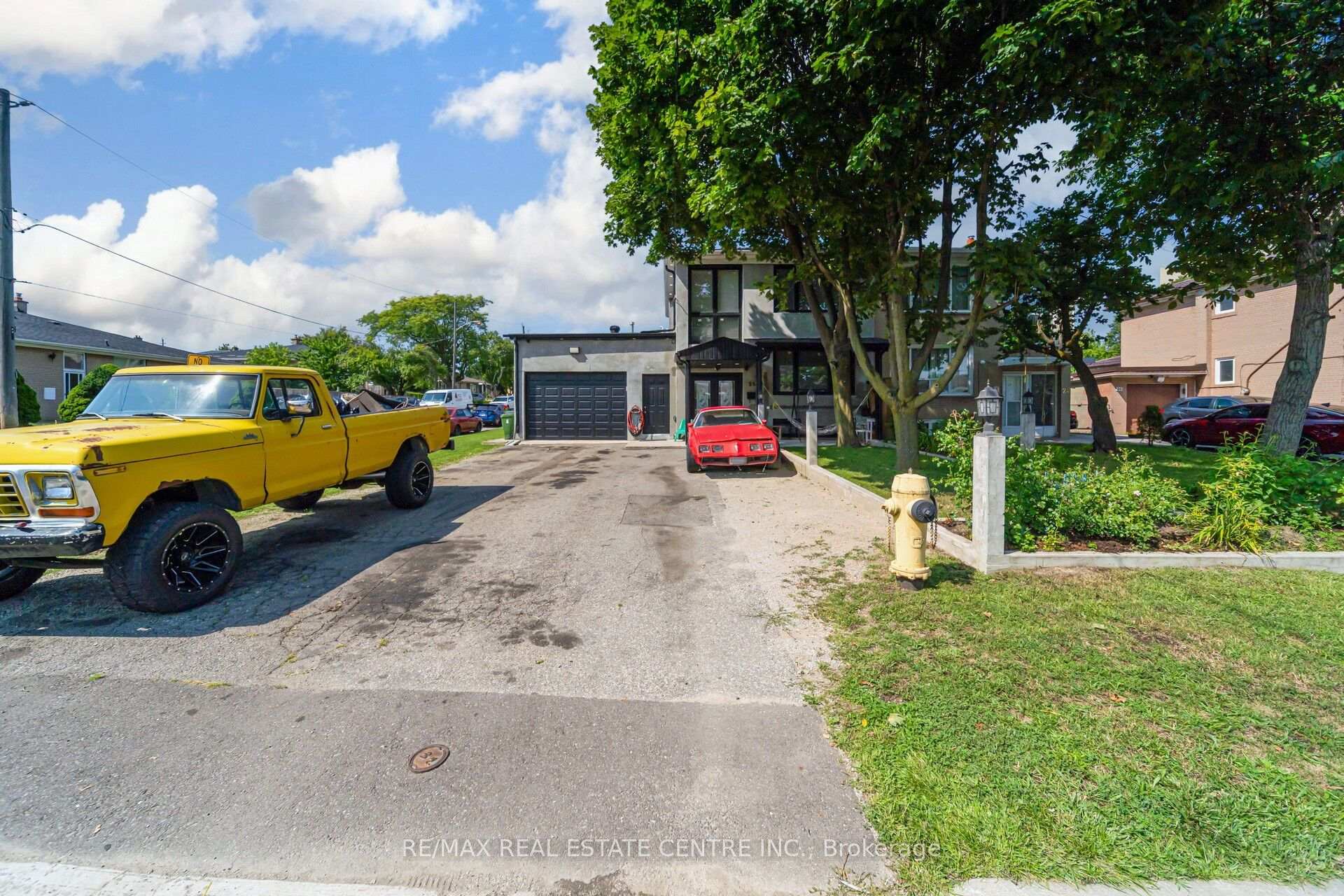 Photo 2 of 22 Neames Crescent, North York, Downsview-Roding-CFB — HOMEH