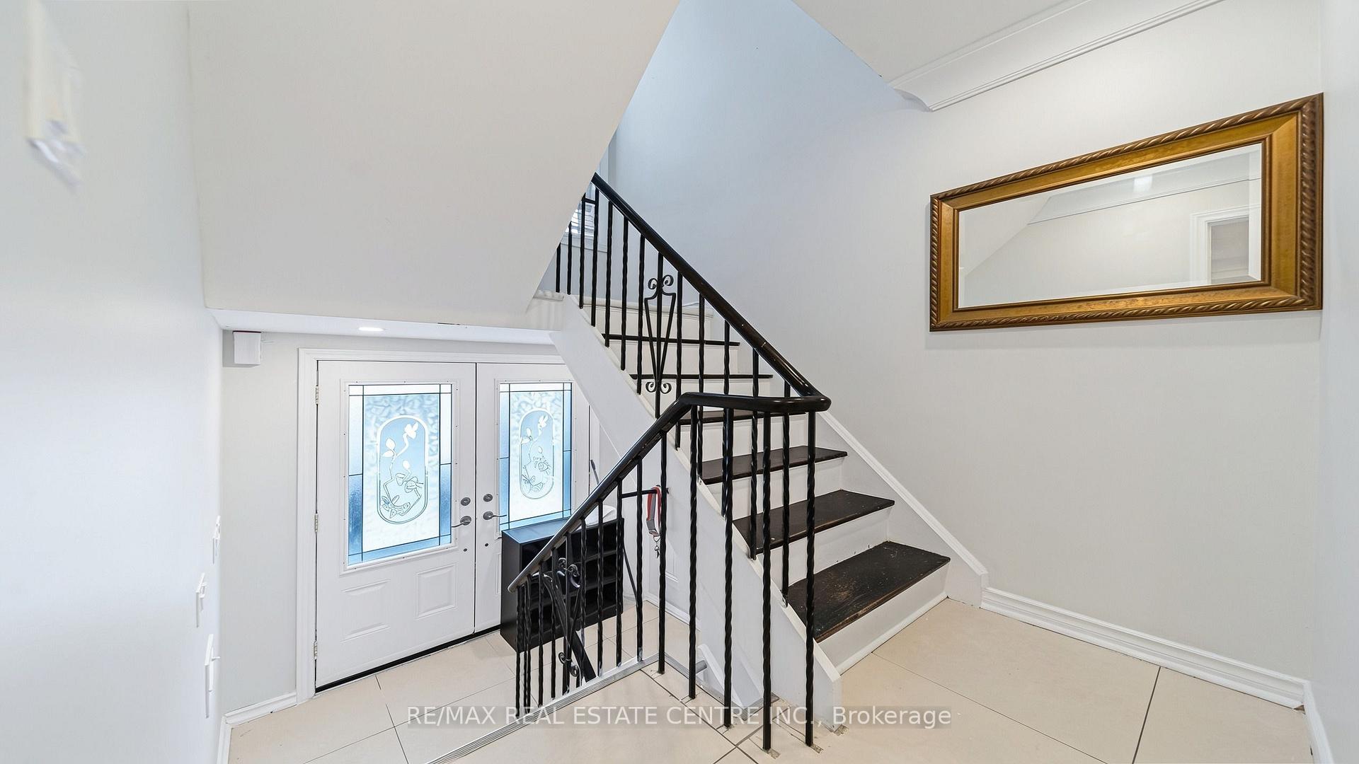 Photo 4 of 22 Neames Crescent, North York, Downsview-Roding-CFB — HOMEH