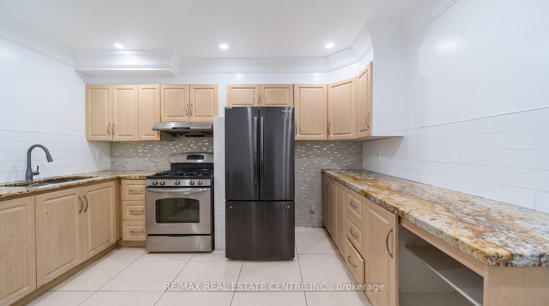 Photo 5 of 22 Neames Crescent, North York, Downsview-Roding-CFB — HOMEH