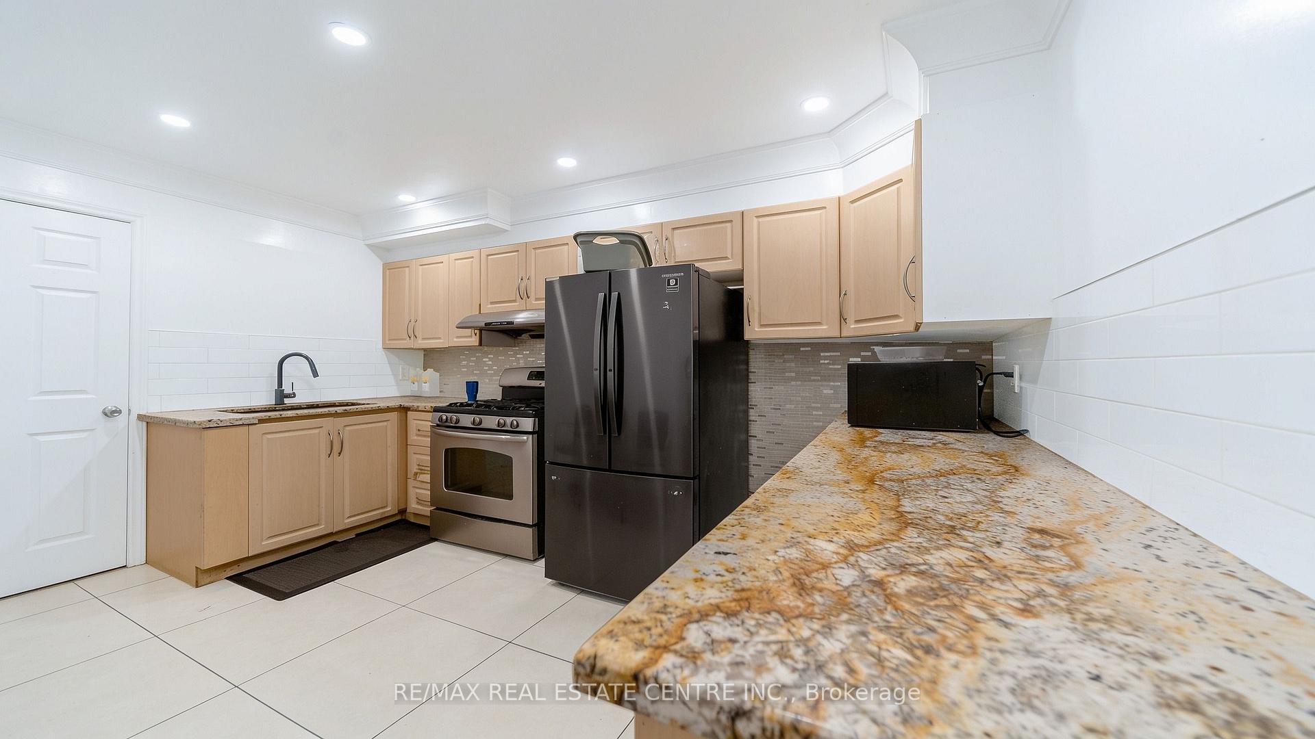 Photo 6 of 22 Neames Crescent, North York, Downsview-Roding-CFB — HOMEH