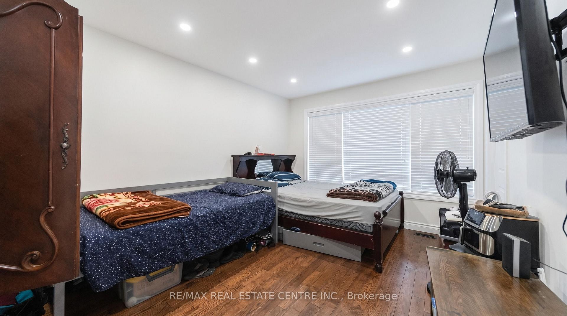 Photo 10 of 22 Neames Crescent, North York, Downsview-Roding-CFB — HOMEH