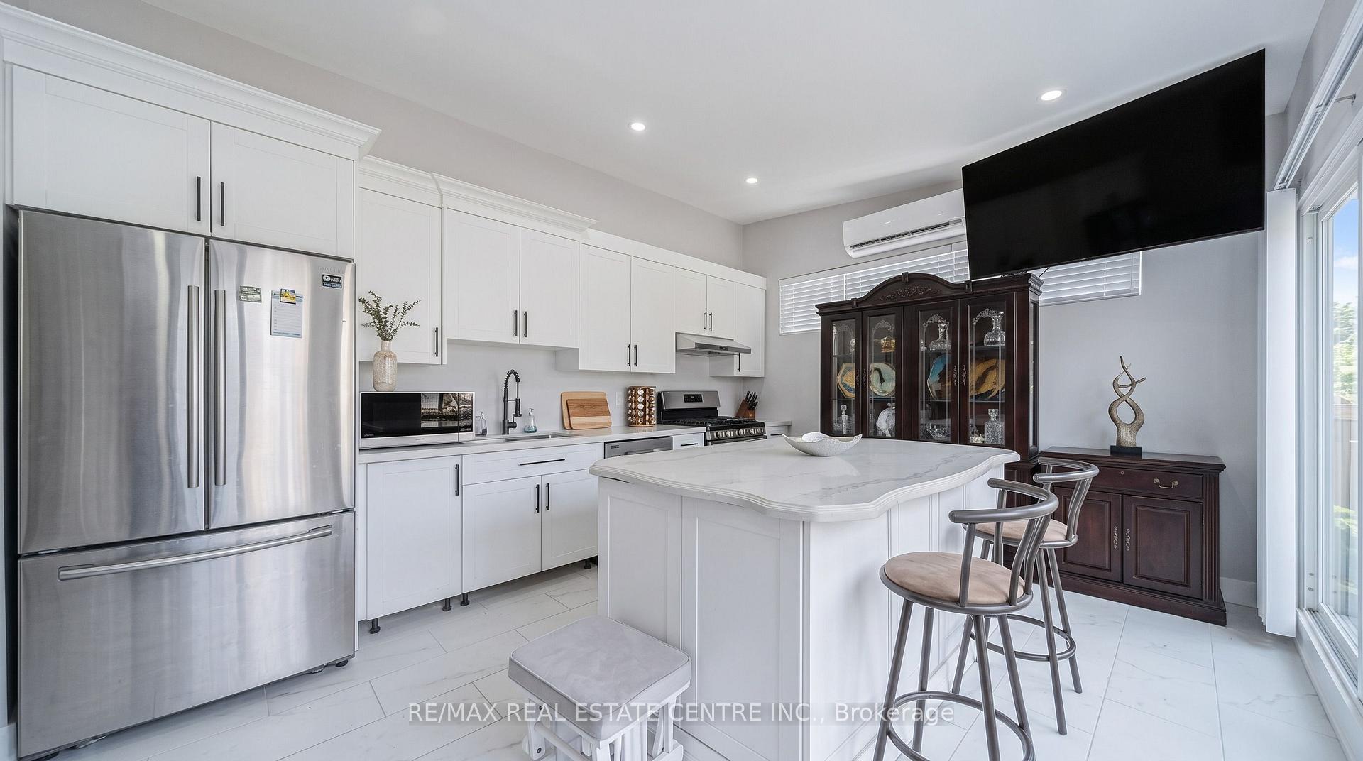 Photo 12 of 22 Neames Crescent, North York, Downsview-Roding-CFB — HOMEH