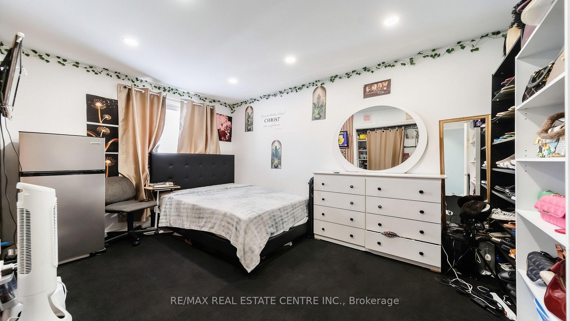 Photo 16 of 22 Neames Crescent, North York, Downsview-Roding-CFB — HOMEH