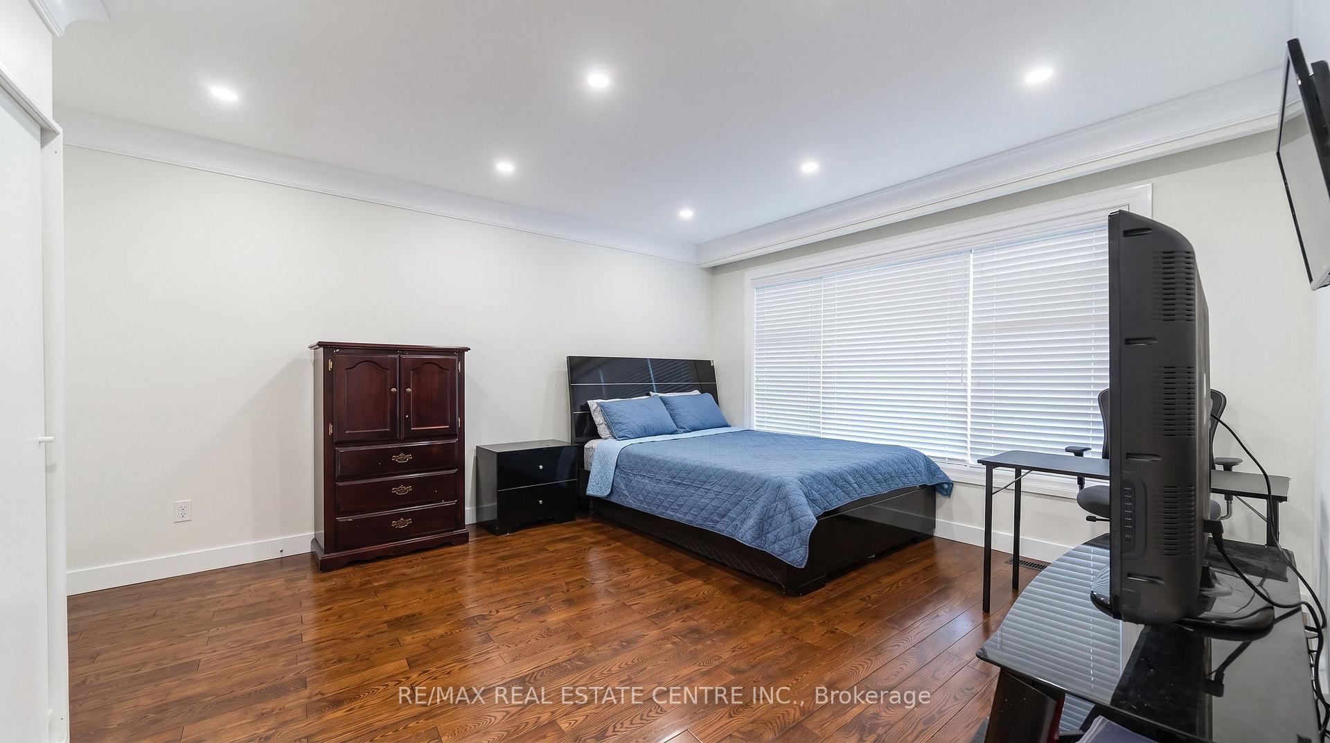 Photo 17 of 22 Neames Crescent, North York, Downsview-Roding-CFB — HOMEH