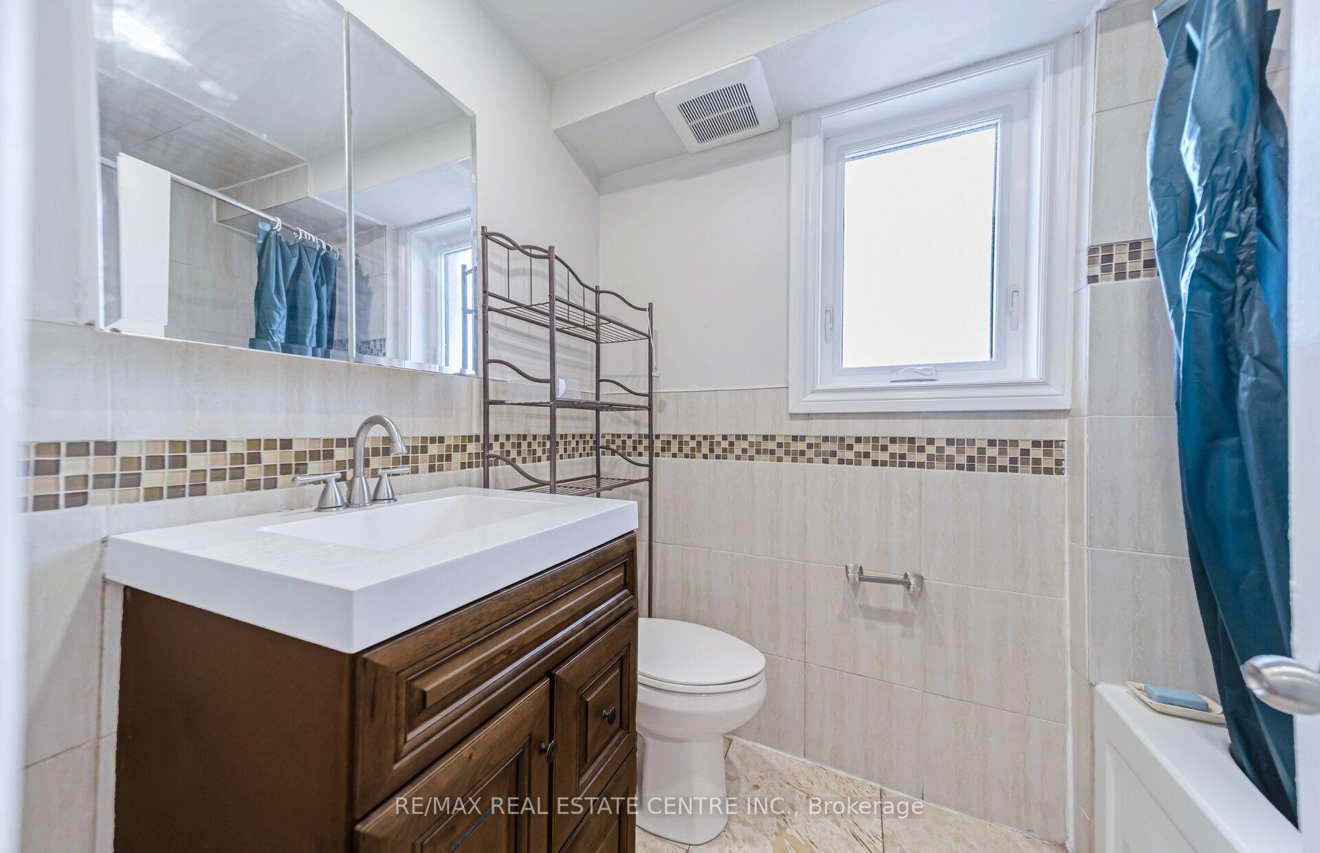 Photo 18 of 22 Neames Crescent, North York, Downsview-Roding-CFB — HOMEH