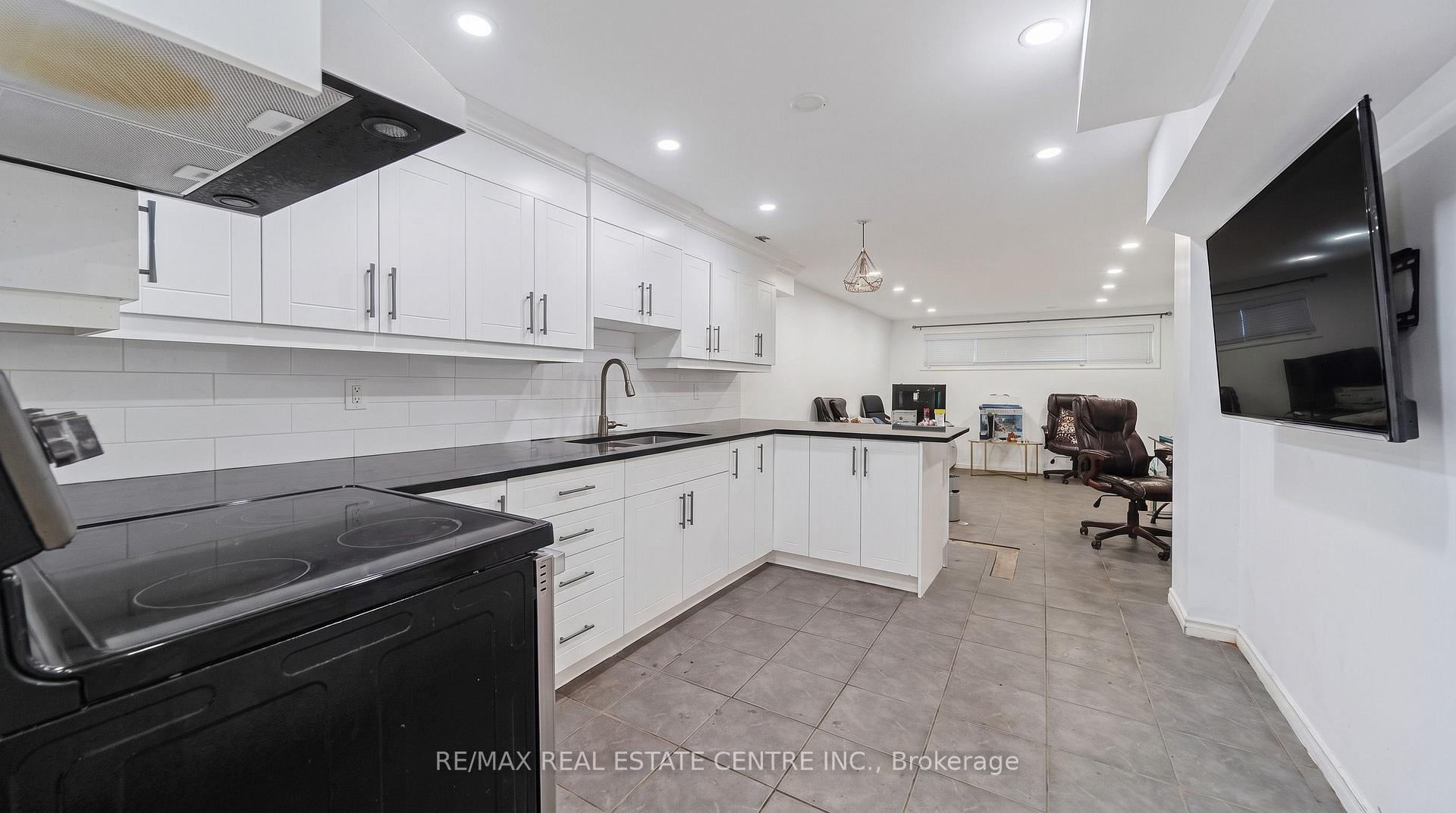 Photo 21 of 22 Neames Crescent, North York, Downsview-Roding-CFB — HOMEH
