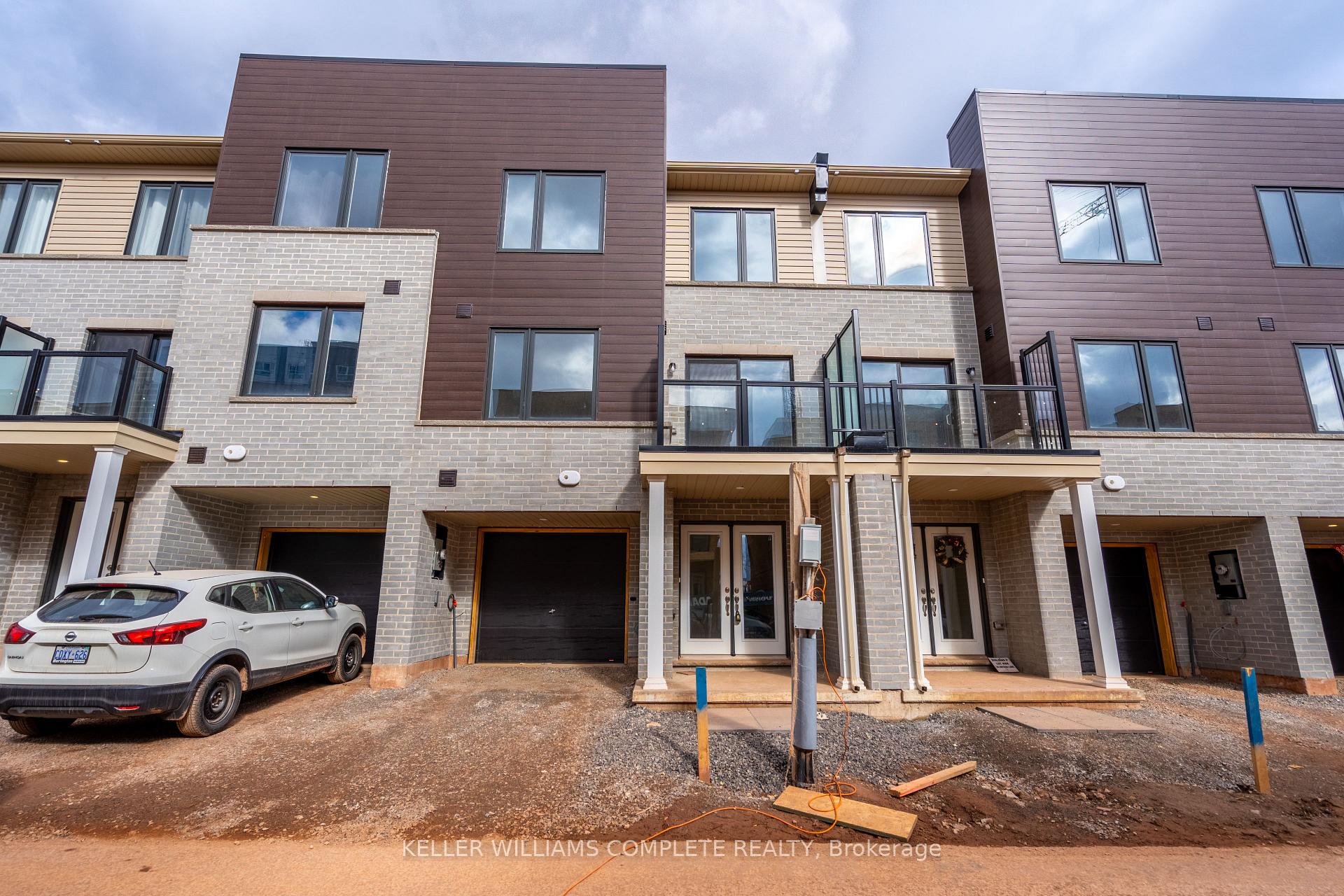 Photo 2 of 23 Dryden Lane, Hamilton, McQuesten — HOMEH