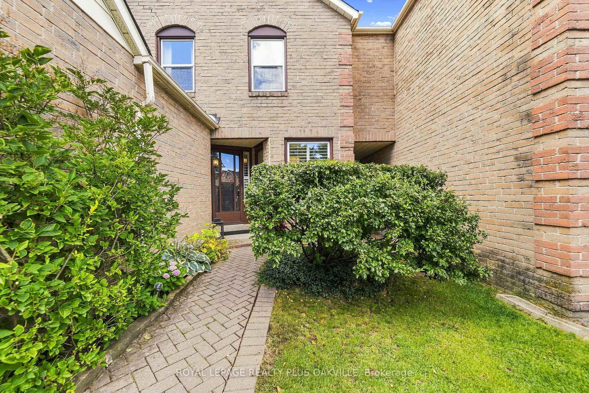 Photo 3 of 1221 Hedgestone Crescent, Oakville, Glen Abbey — HOMEH