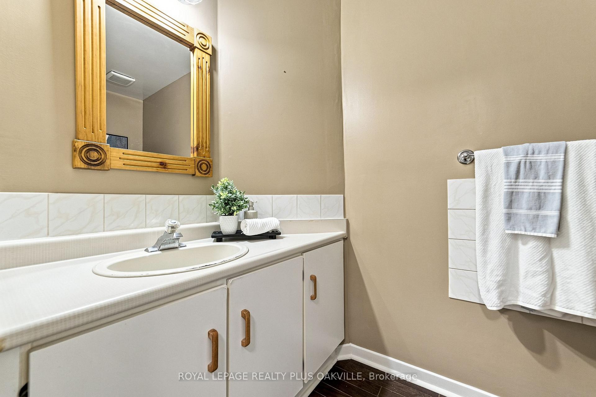 Photo 5 of 1221 Hedgestone Crescent, Oakville, Glen Abbey — HOMEH
