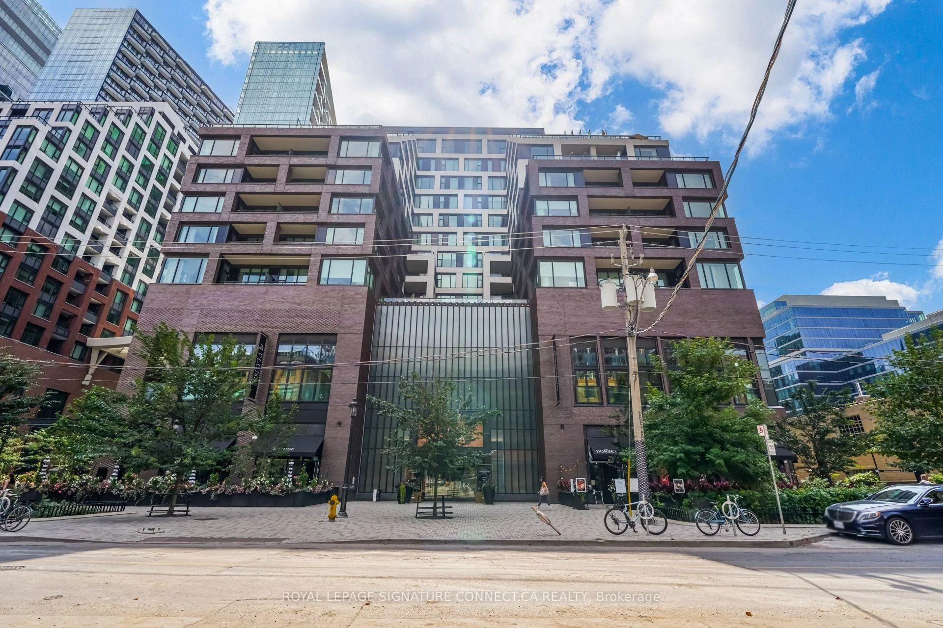 Front of Unit 402, 455 Wellington Street W