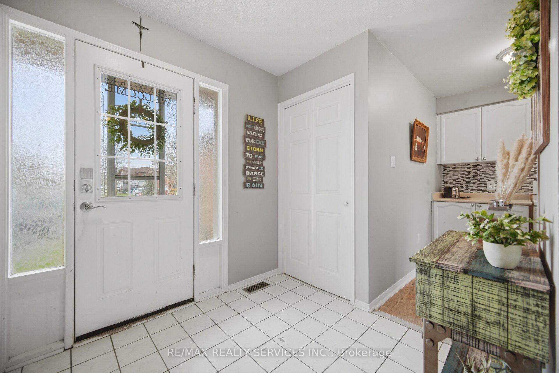 Photo 2 of 59 Fry Crescent, Clarington, Bowmanville — HOMEH