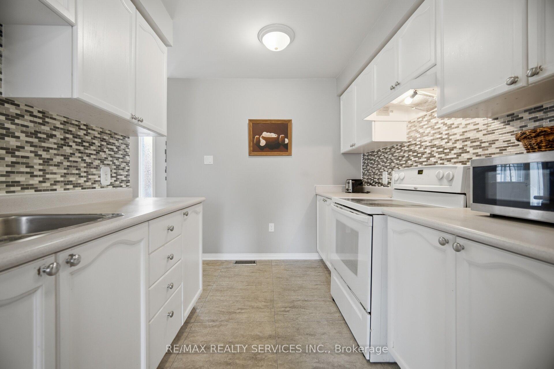 Photo 4 of 59 Fry Crescent, Clarington, Bowmanville — HOMEH