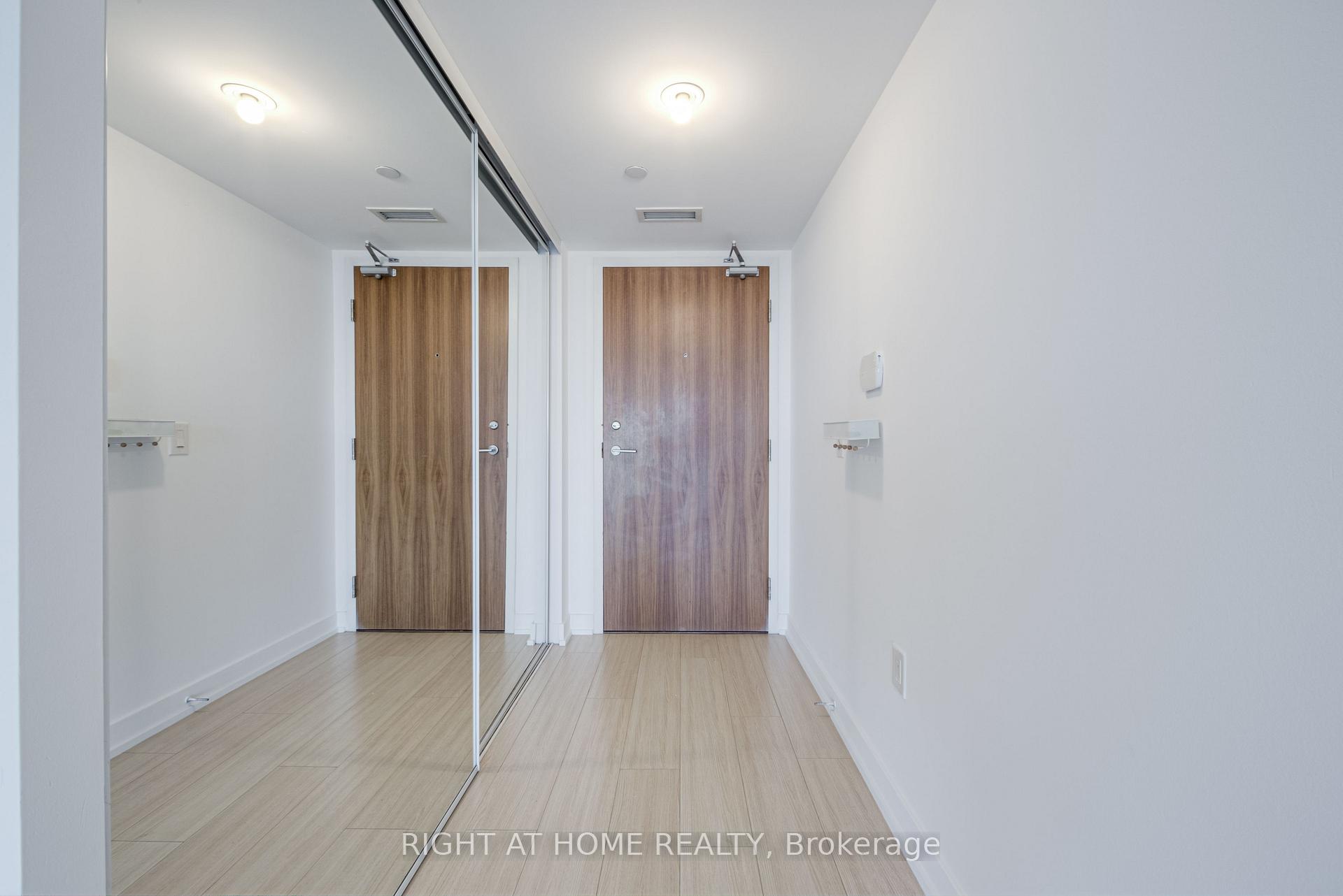 Photo 2 of Unit 902, 85 Queens Wharf Road, Toronto, Waterfront Communities — HOMEH
