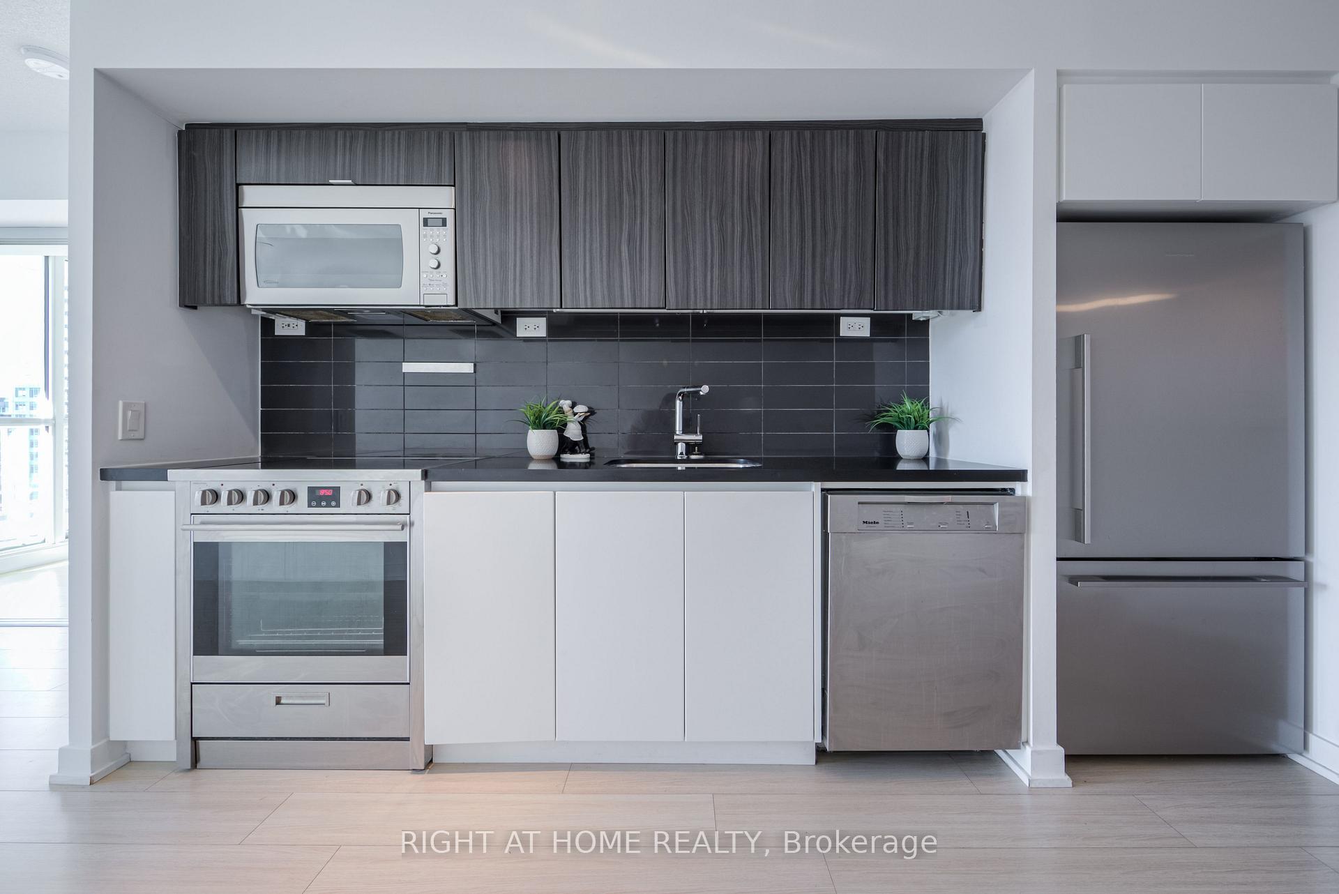 Photo 5 of Unit 902, 85 Queens Wharf Road, Toronto, Waterfront Communities — HOMEH
