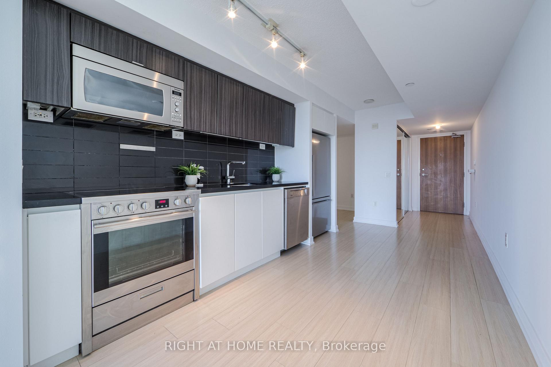 Photo 6 of Unit 902, 85 Queens Wharf Road, Toronto, Waterfront Communities — HOMEH