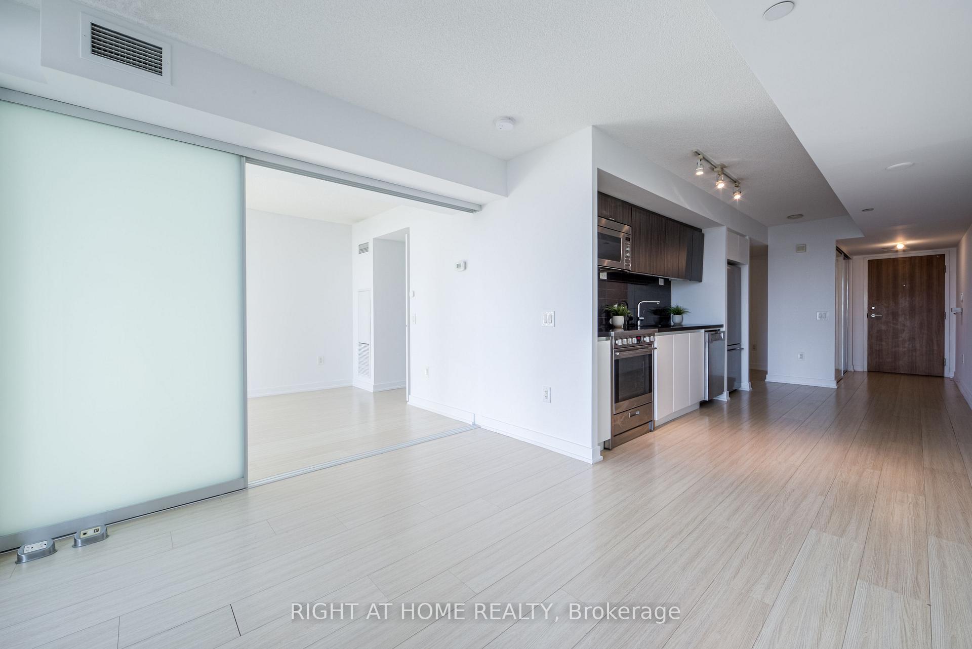 Photo 8 of Unit 902, 85 Queens Wharf Road, Toronto, Waterfront Communities — HOMEH
