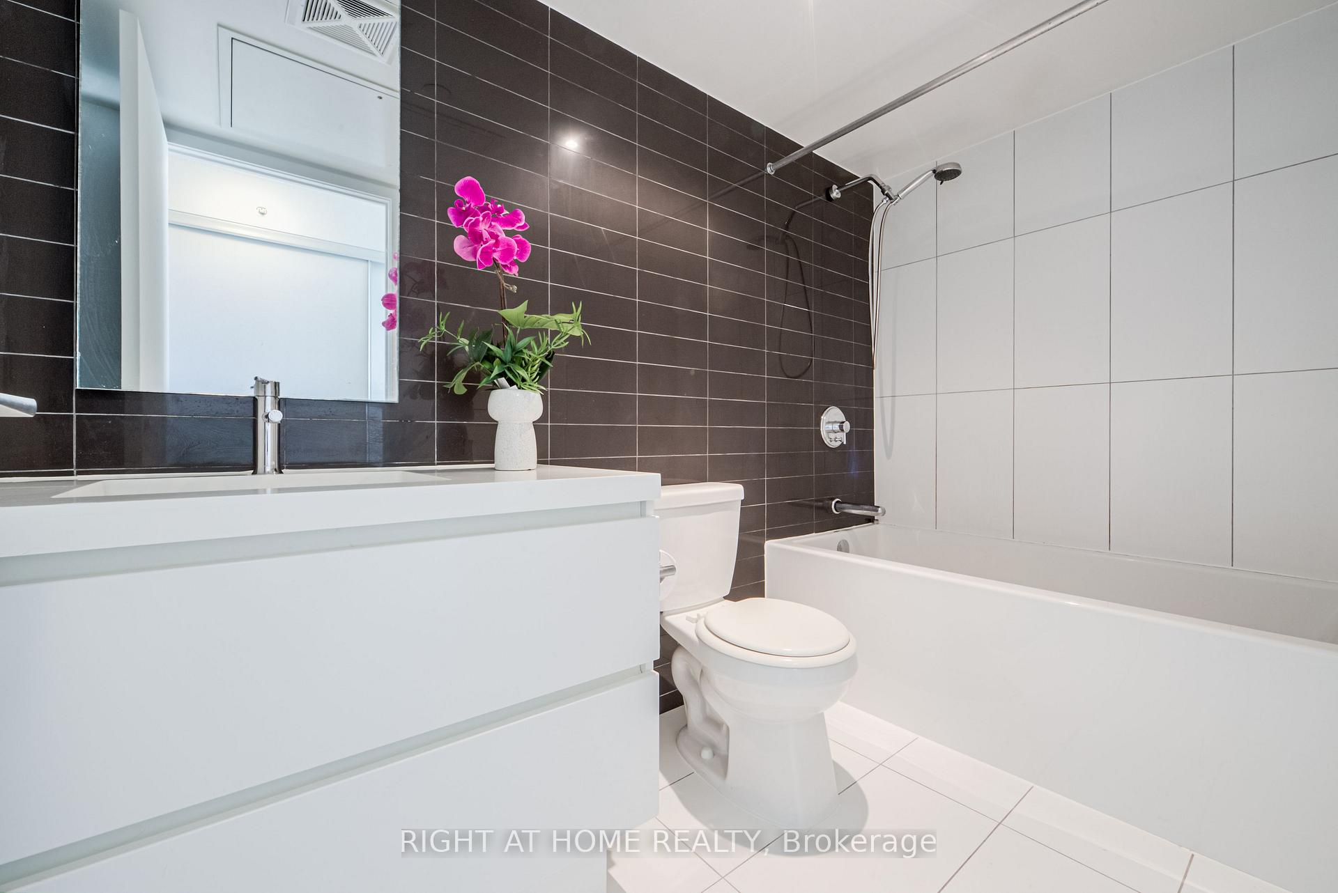 Photo 14 of Unit 902, 85 Queens Wharf Road, Toronto, Waterfront Communities — HOMEH