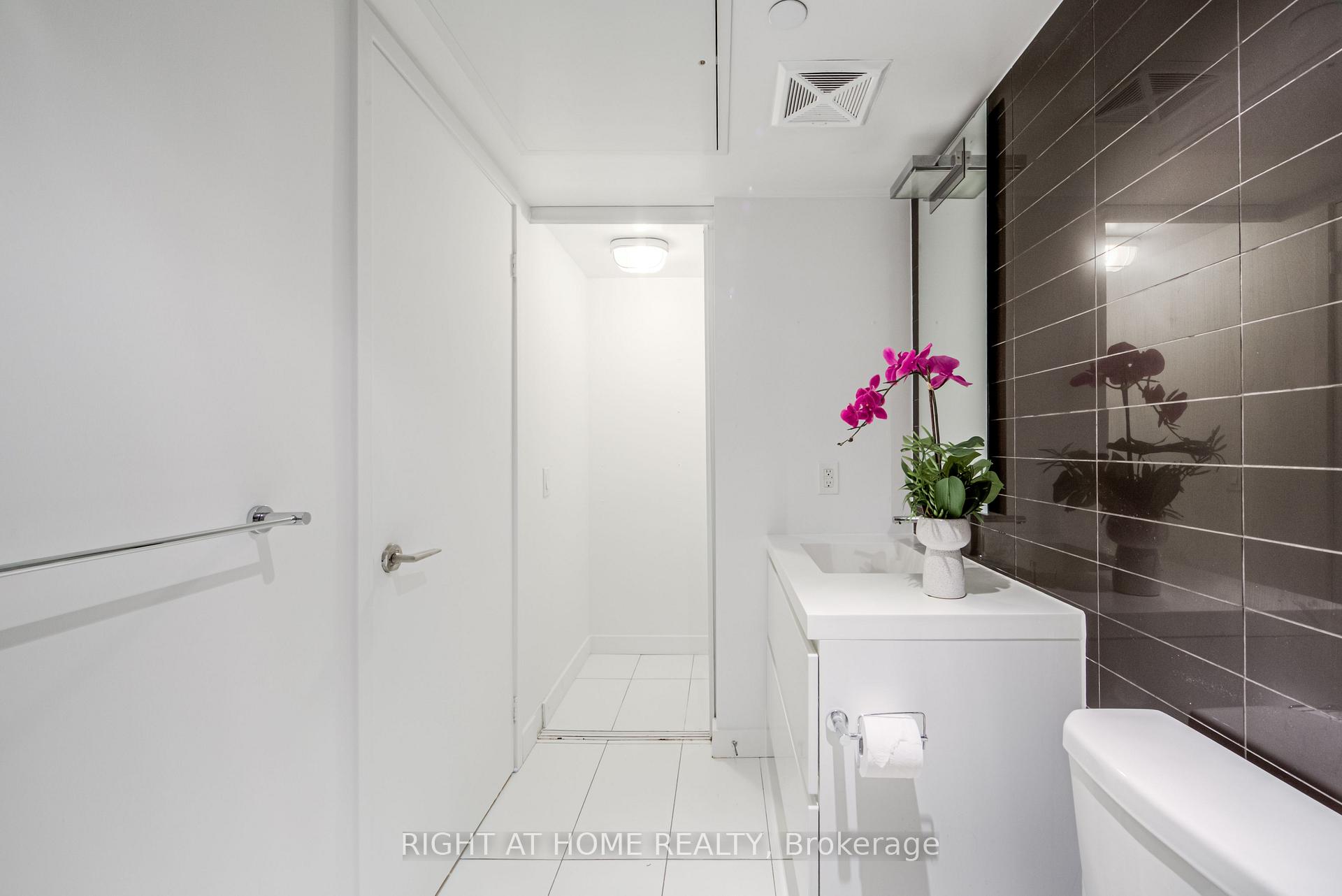 Photo 17 of Unit 902, 85 Queens Wharf Road, Toronto, Waterfront Communities — HOMEH
