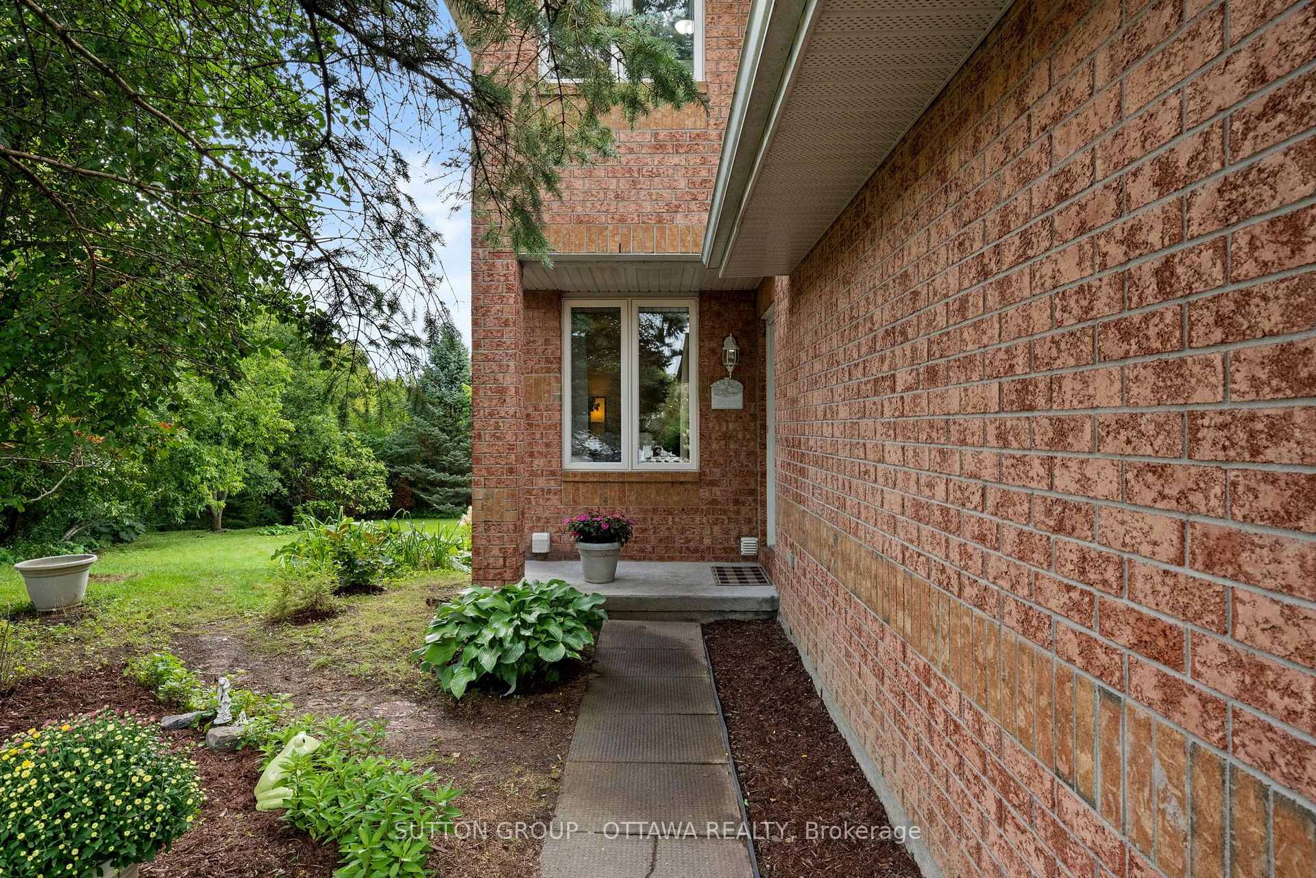 Photo 3 of 52 Windcrest Court, Ottawa, Kanata - Kanata Lakes/Heritage Hills — HOMEH