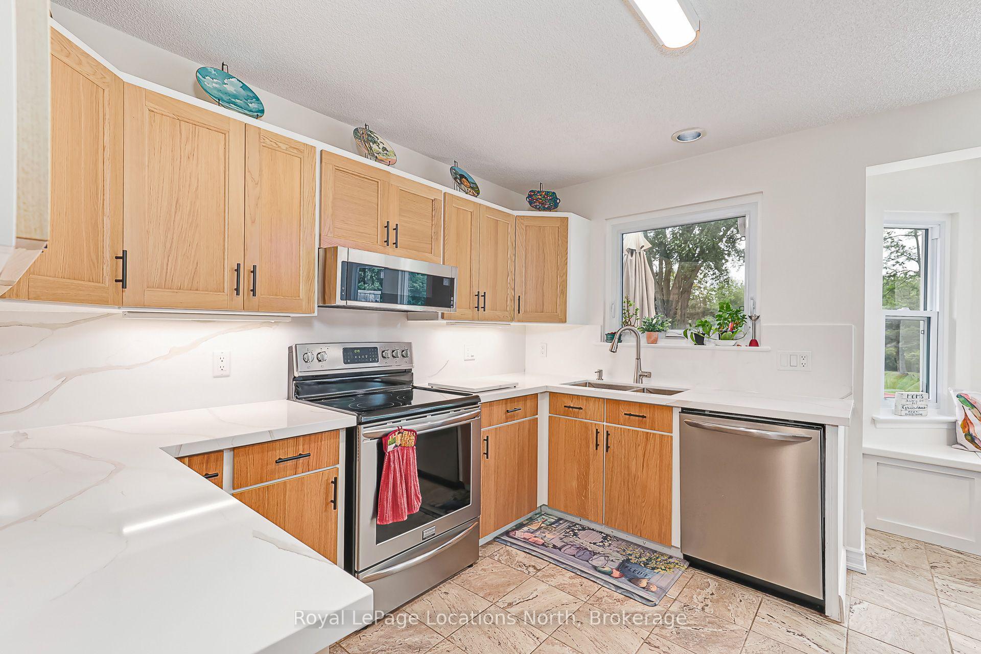 Photo 10 of 277 Christopher Street, Clearview, Stayner — HOMEH