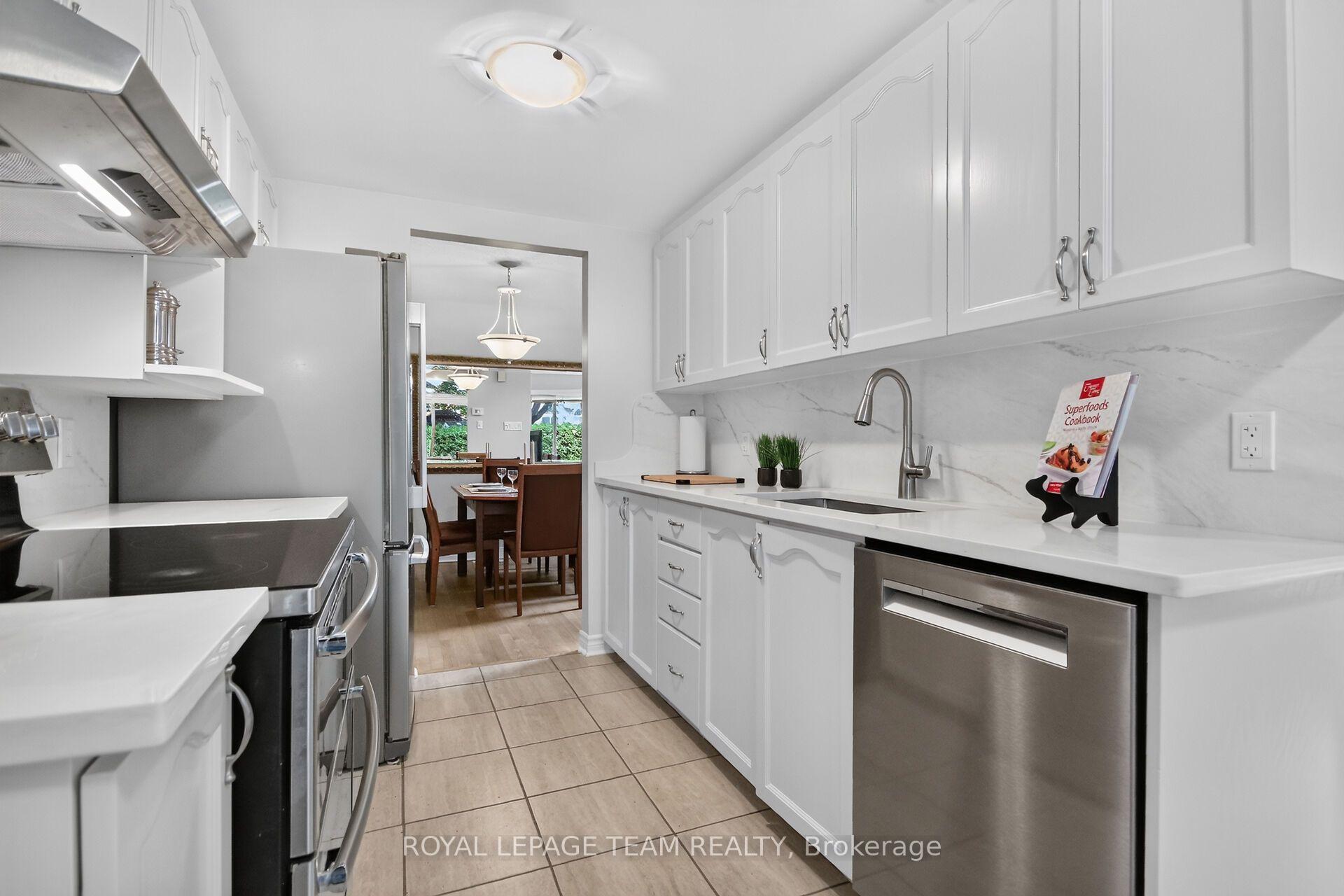 Photo 4 of 72 Sheppard's Glen Avenue, Ottawa, Kanata - Emerald Meadows/Trailwest — HOMEH
