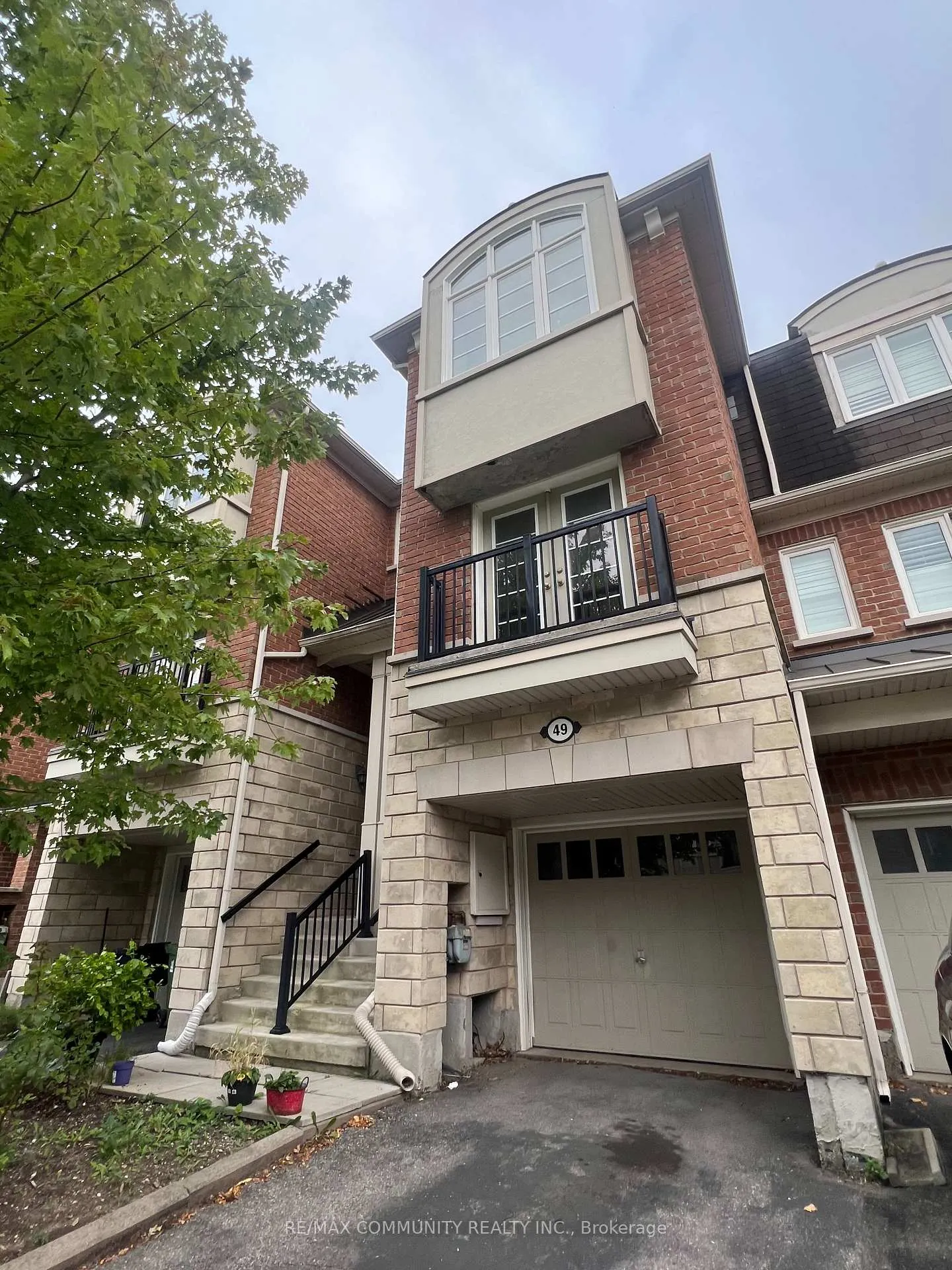 Photo 2 of 49 Ferguson Street, Scarborough, Clairlea-Birchmount — HOMEH