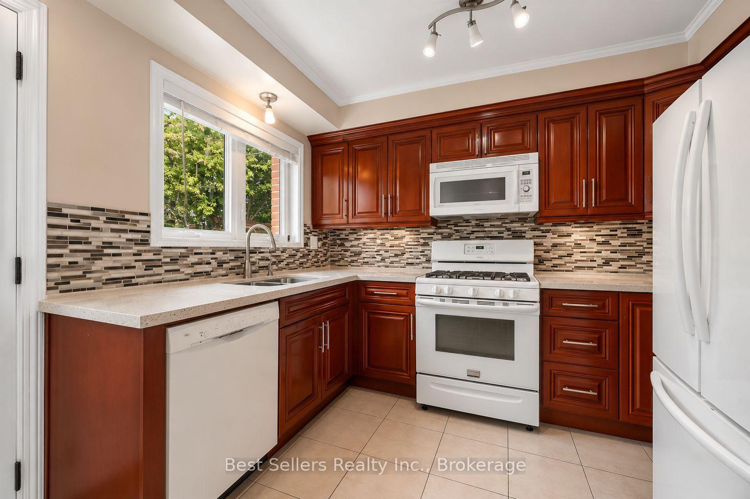 Photo 9 of 3272 Marlene Court, Mississauga, Applewood — HOMEH