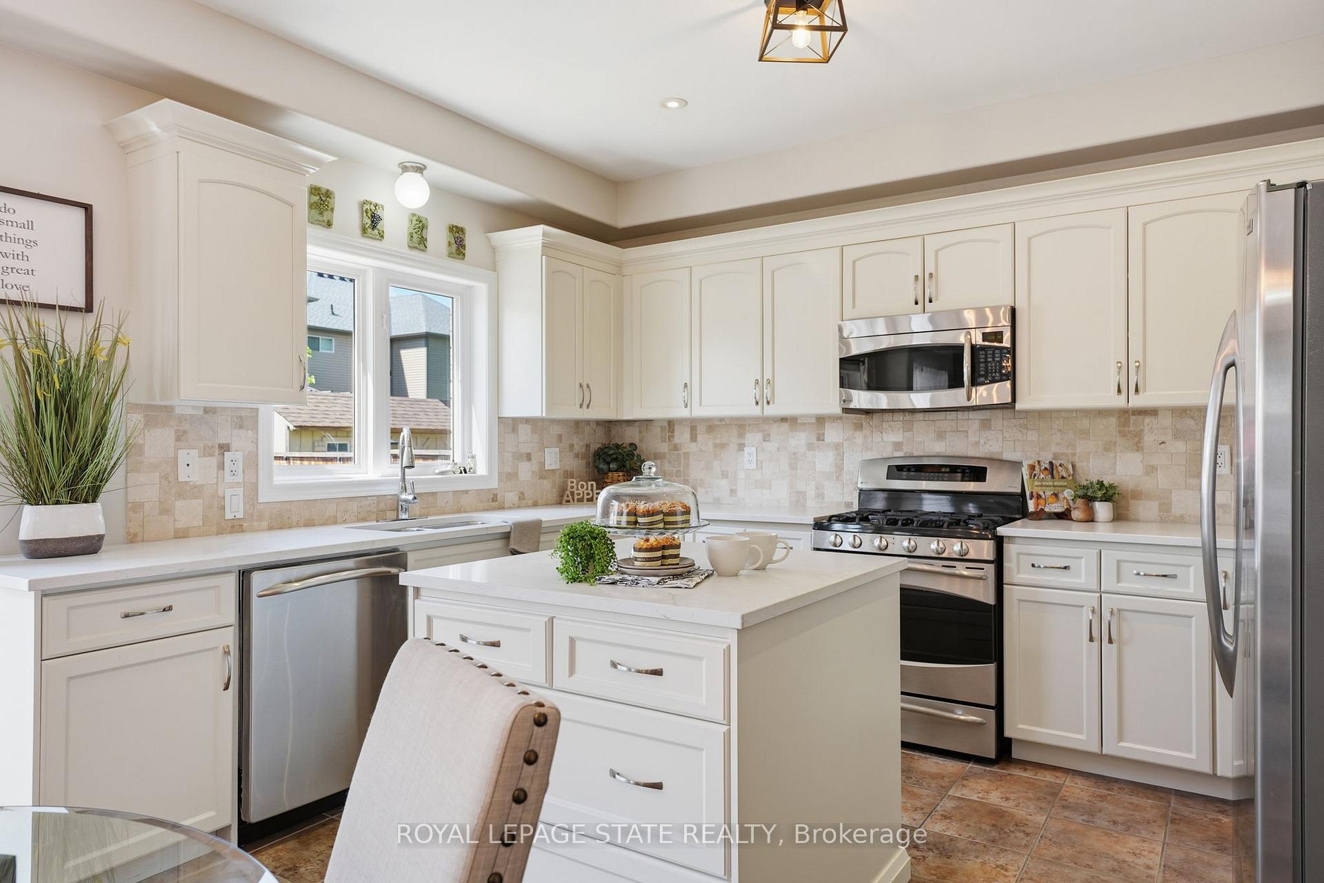 Photo 4 of 4896 Alexandra Avenue, Lincoln, Beamsville — HOMEH
