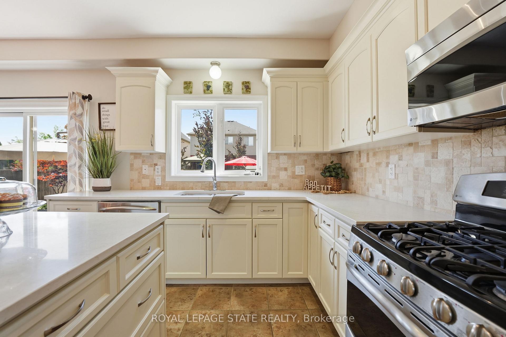 Photo 15 of 4896 Alexandra Avenue, Lincoln, Beamsville — HOMEH