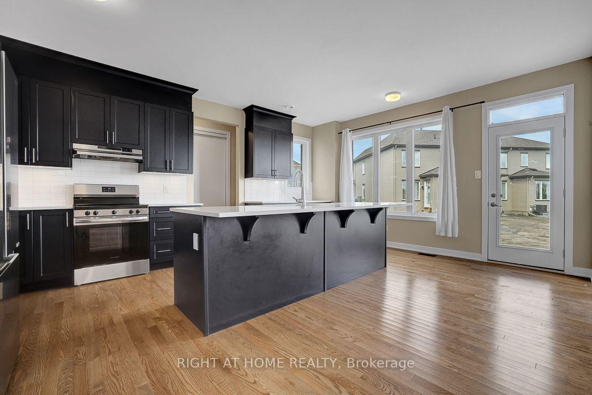 Photo 10 of 218 Conservancy Drive, Ottawa, Barrhaven - Heritage Park — HOMEH