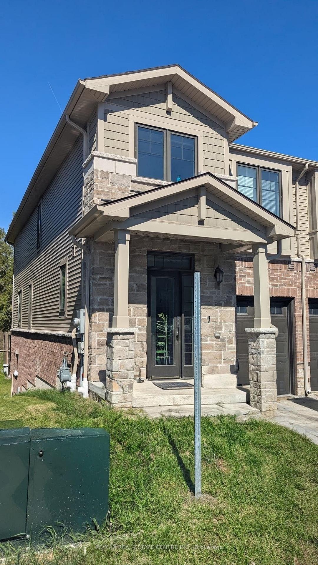Front of Unit 49, 100 Hollywood Court