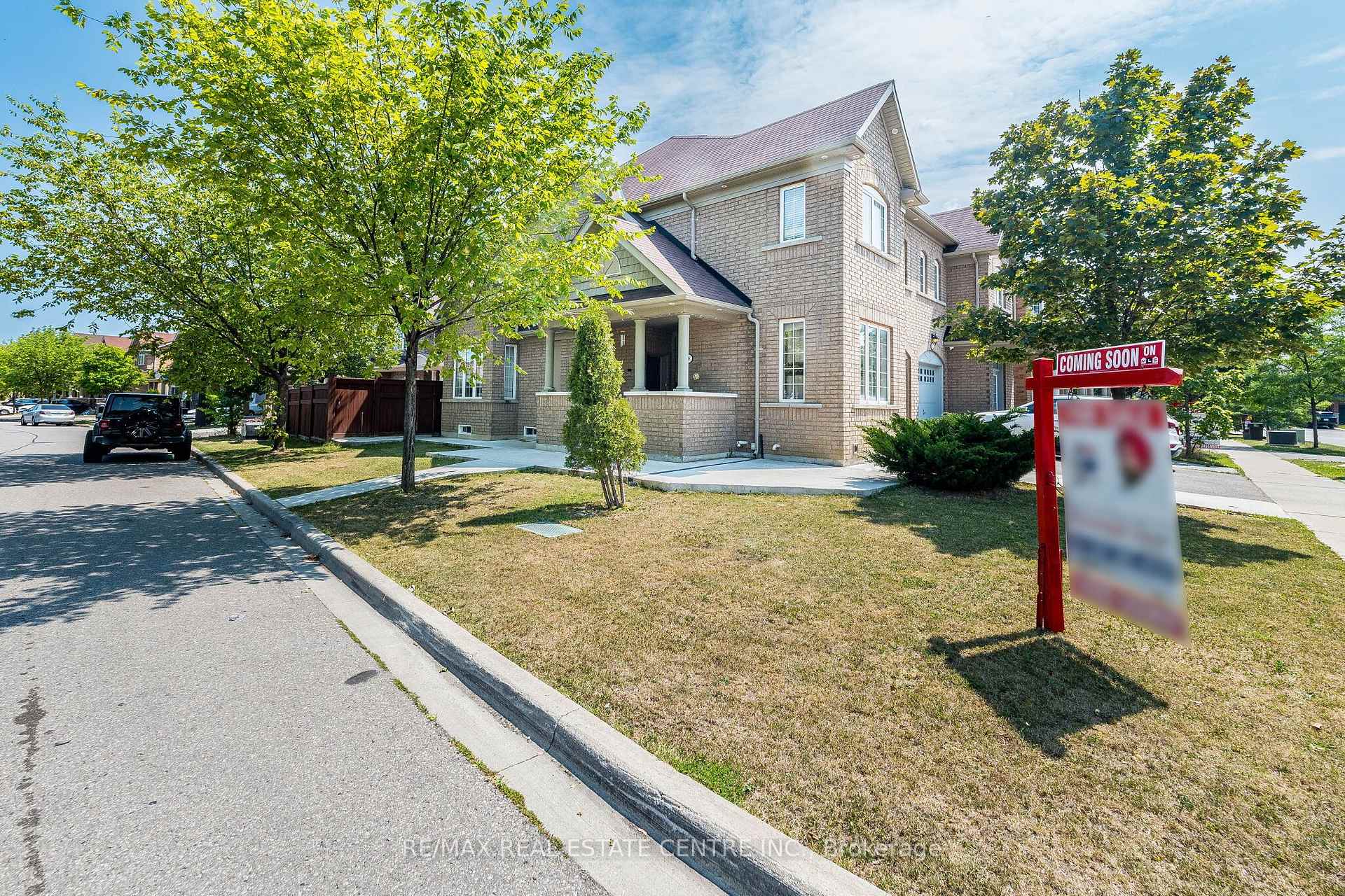 Photo 2 of 9 Loftsmoor Drive, Brampton, Sandringham-Wellington — HOMEH