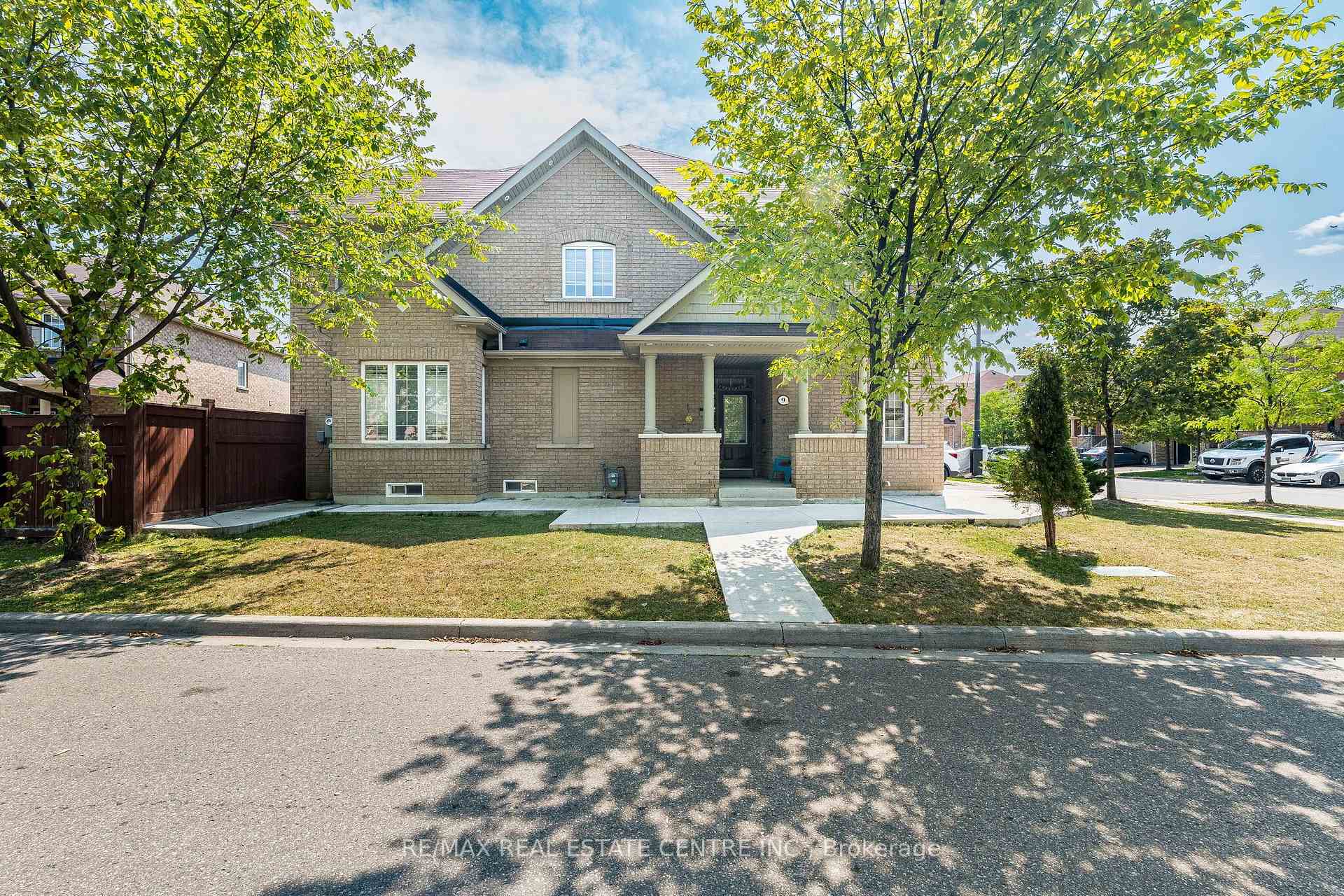 Photo 3 of 9 Loftsmoor Drive, Brampton, Sandringham-Wellington — HOMEH