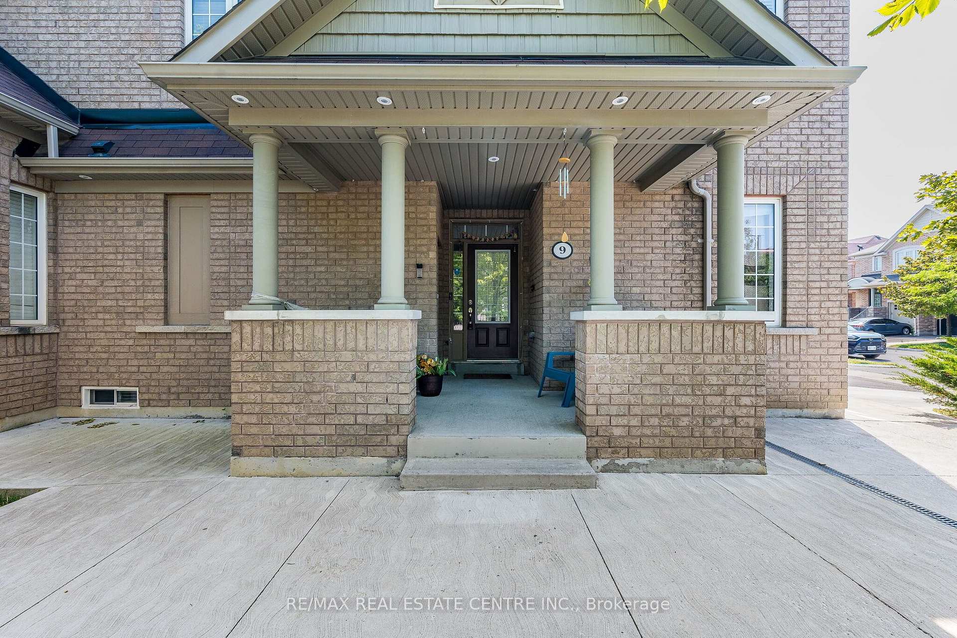 Photo 6 of 9 Loftsmoor Drive, Brampton, Sandringham-Wellington — HOMEH