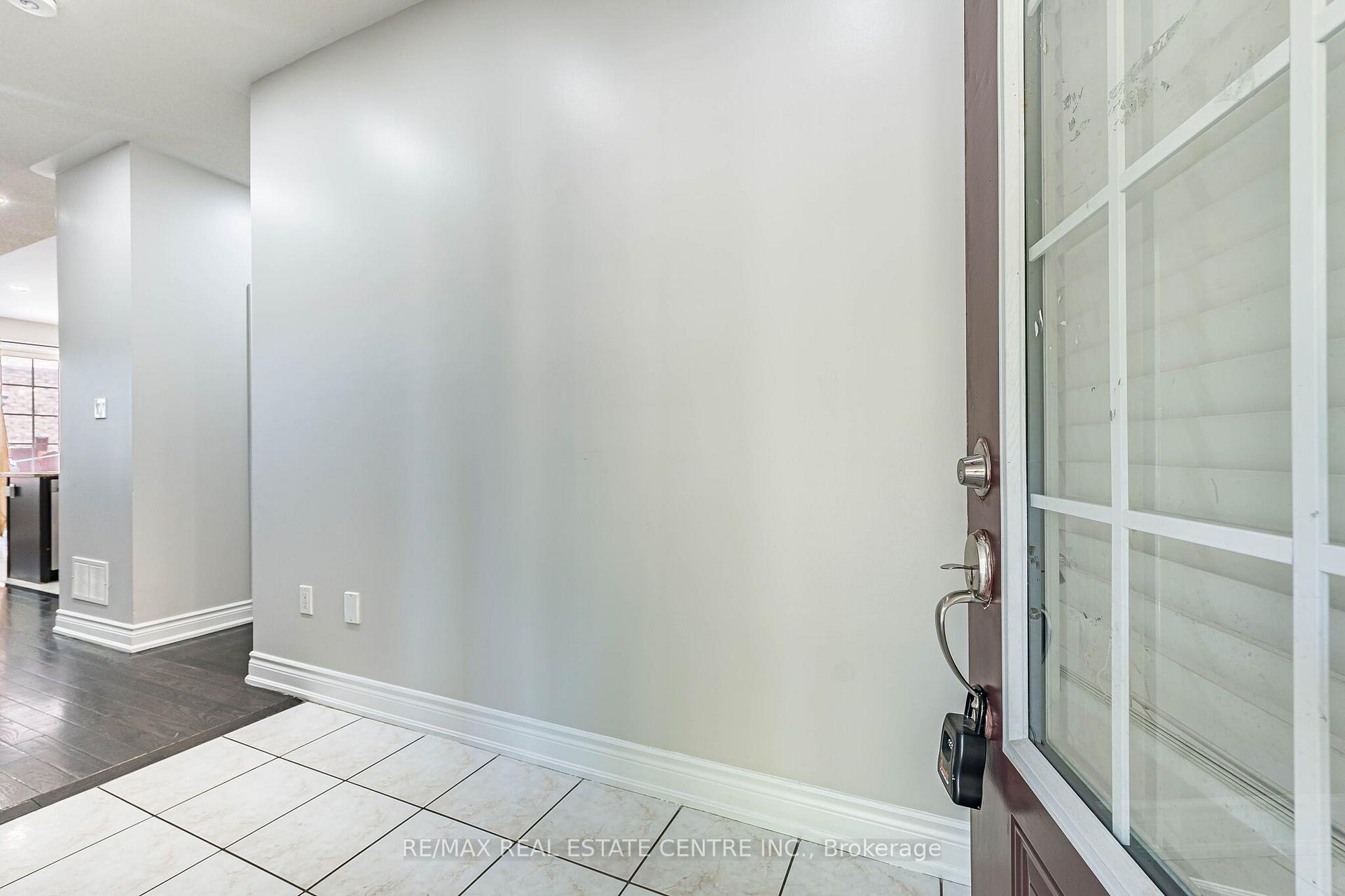 Photo 8 of 9 Loftsmoor Drive, Brampton, Sandringham-Wellington — HOMEH