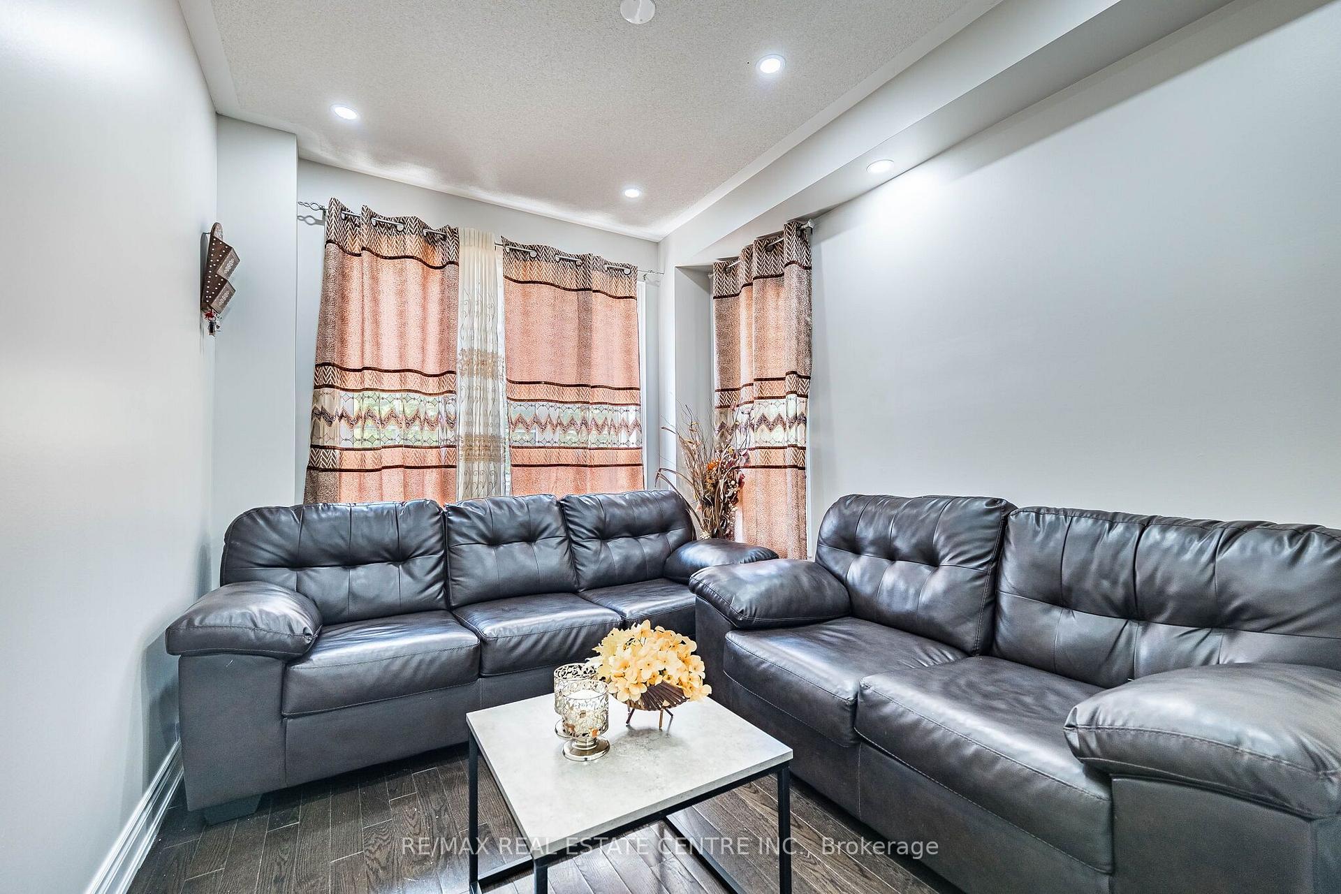 Photo 10 of 9 Loftsmoor Drive, Brampton, Sandringham-Wellington — HOMEH